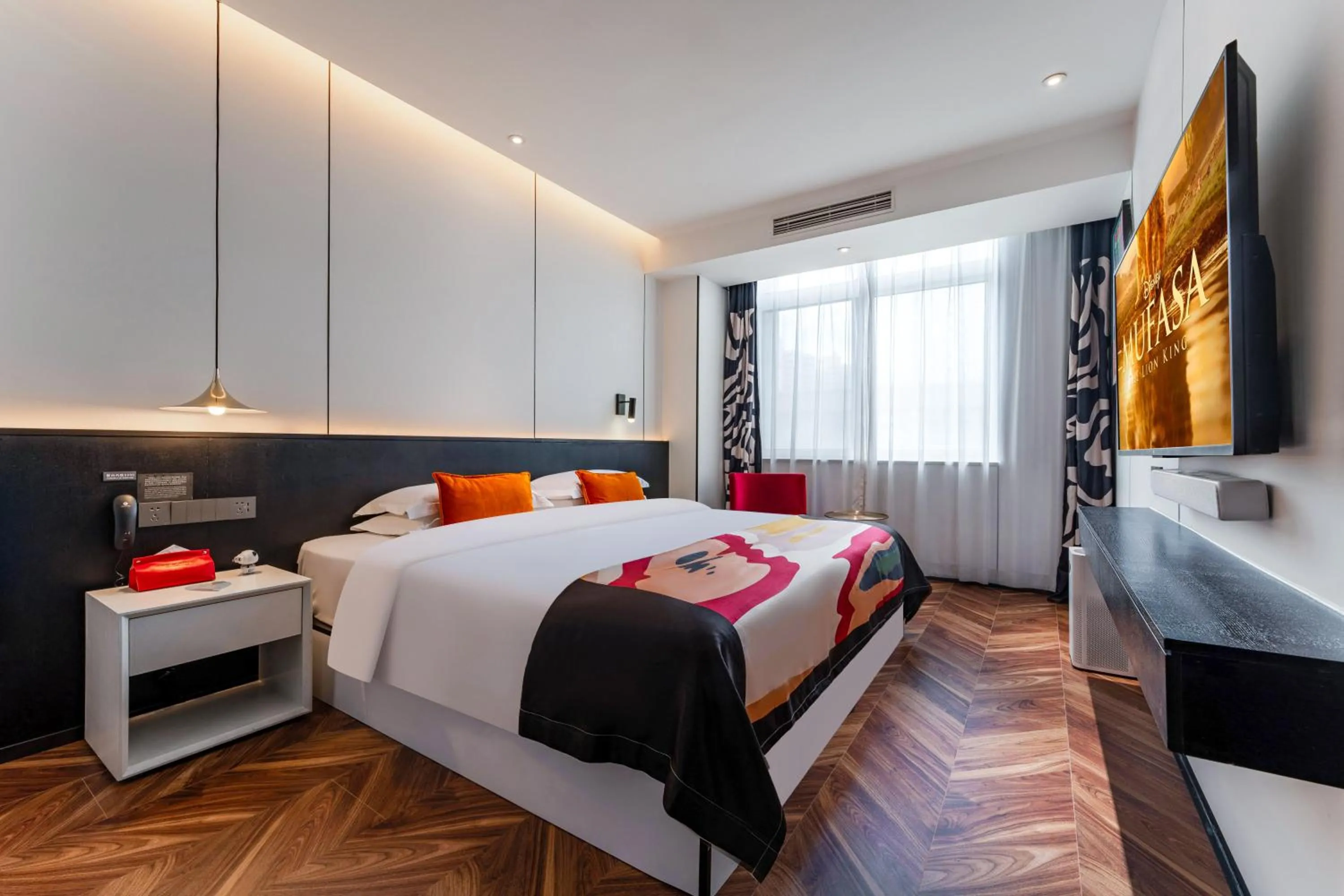 Bed in HeSu Hidden Art Hotel & Suites -Near Xi'an Drum Tower and Yongning Gate -Free Laundry Luggage Storage -Kitty Café with Freshly Ground Coffee -24H Front Desk -English Service -Exclusive Subsidies for Dumpling Banquet & Show