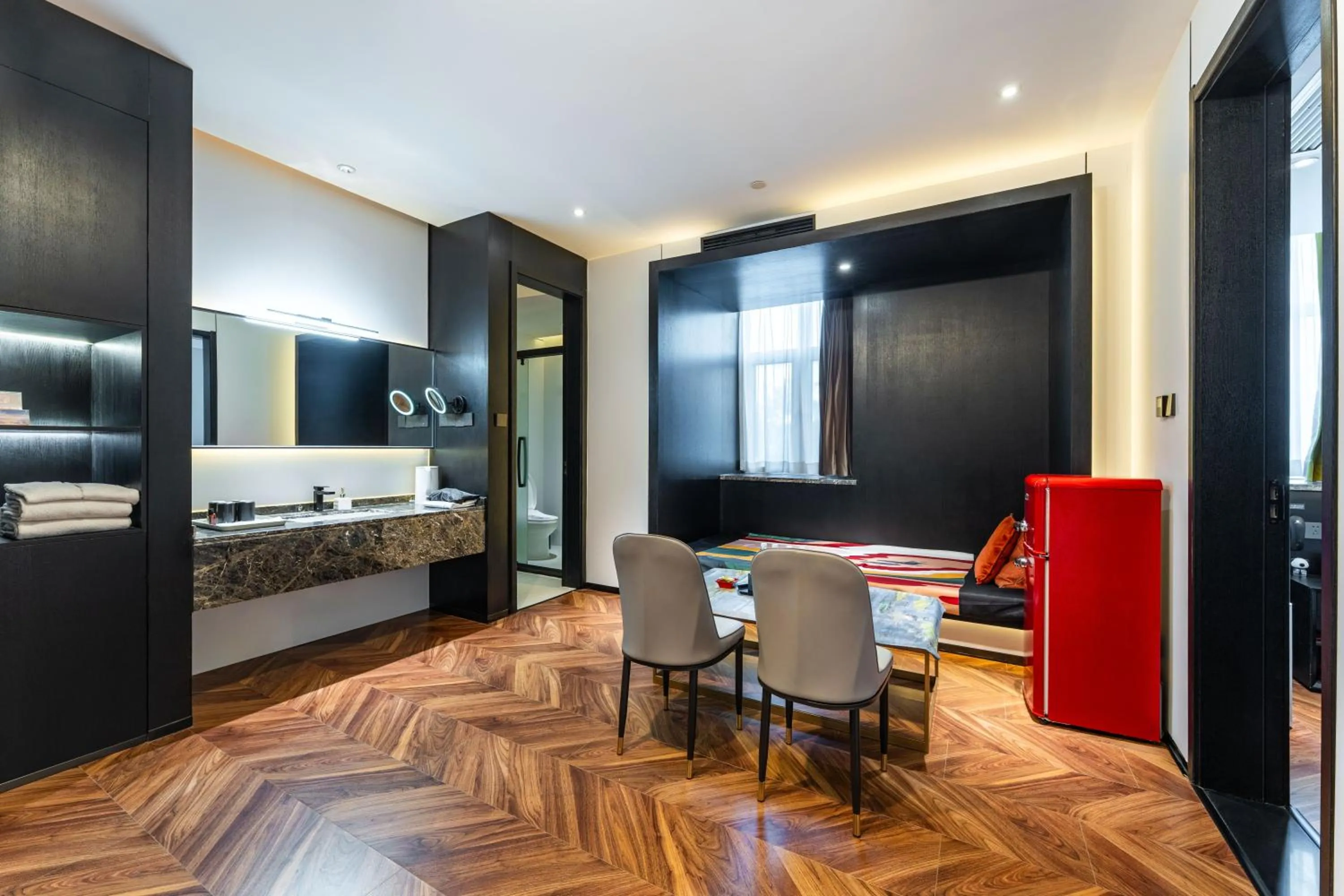 HeSu Hidden Art Hotel & Suites -Near Xi'an Drum Tower and Yongning Gate -Free Laundry Luggage Storage -Kitty Café with Freshly Ground Coffee -24H Front Desk -English Service -Exclusive Subsidies for Dumpling Banquet & Show