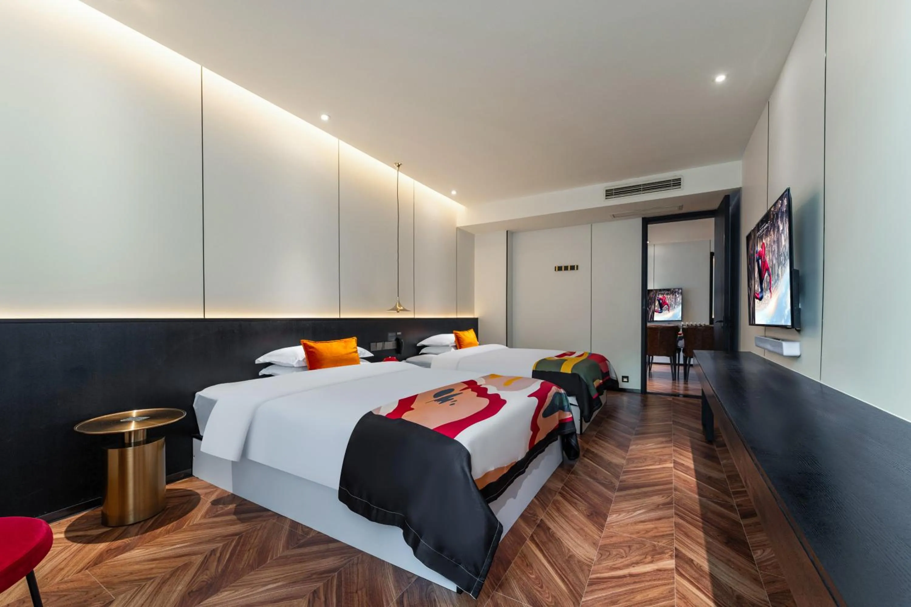 Bed in HeSu Hidden Art Hotel & Suites -Near Xi'an Drum Tower and Yongning Gate -Free Laundry Luggage Storage -Kitty Café with Freshly Ground Coffee -24H Front Desk -English Service -Exclusive Subsidies for Dumpling Banquet & Show