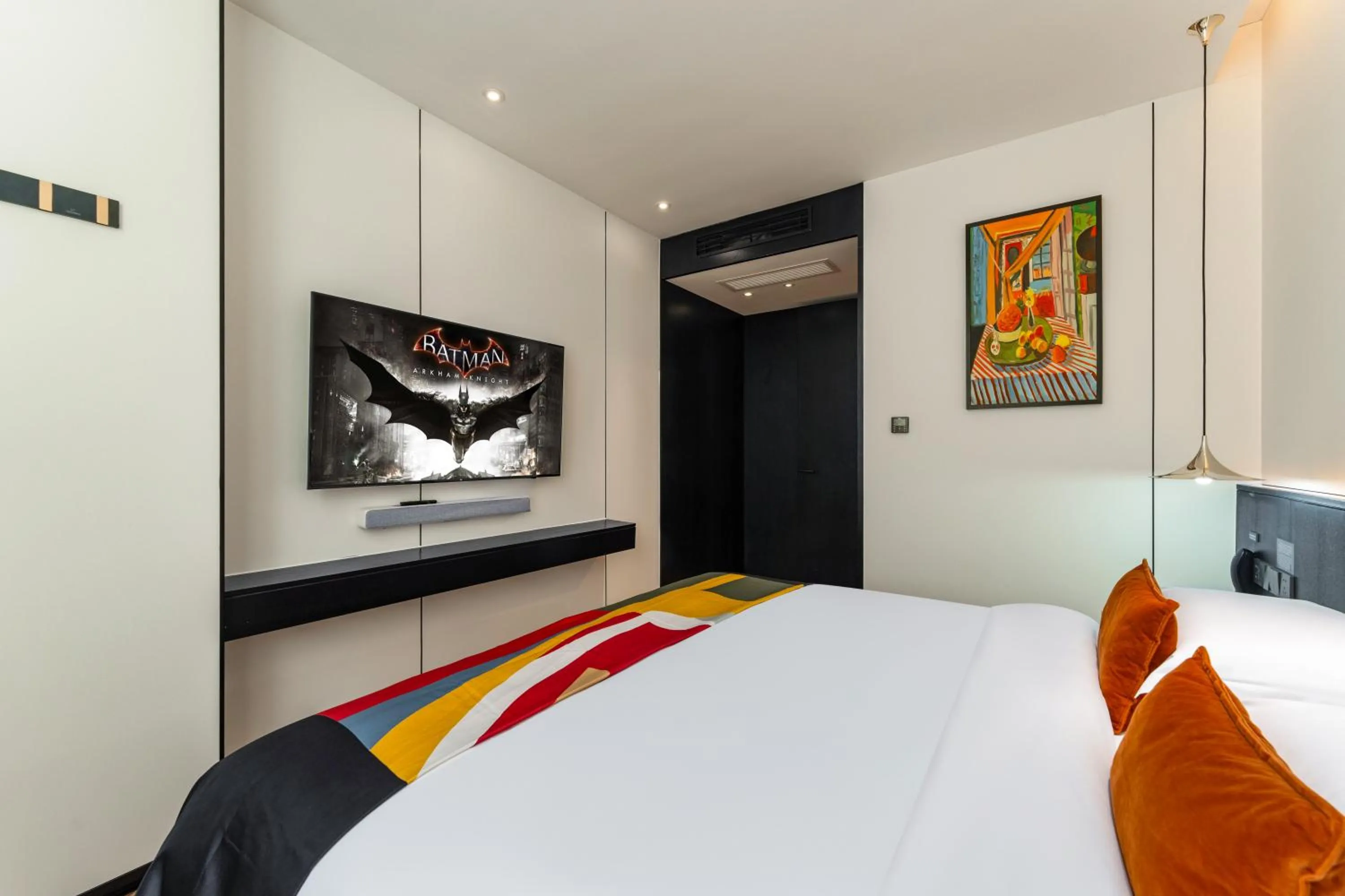 Bed in HeSu Hidden Art Hotel & Suites -Near Xi'an Drum Tower and Yongning Gate -Free Laundry Luggage Storage -Kitty Café with Freshly Ground Coffee -24H Front Desk -English Service -Exclusive Subsidies for Dumpling Banquet & Show