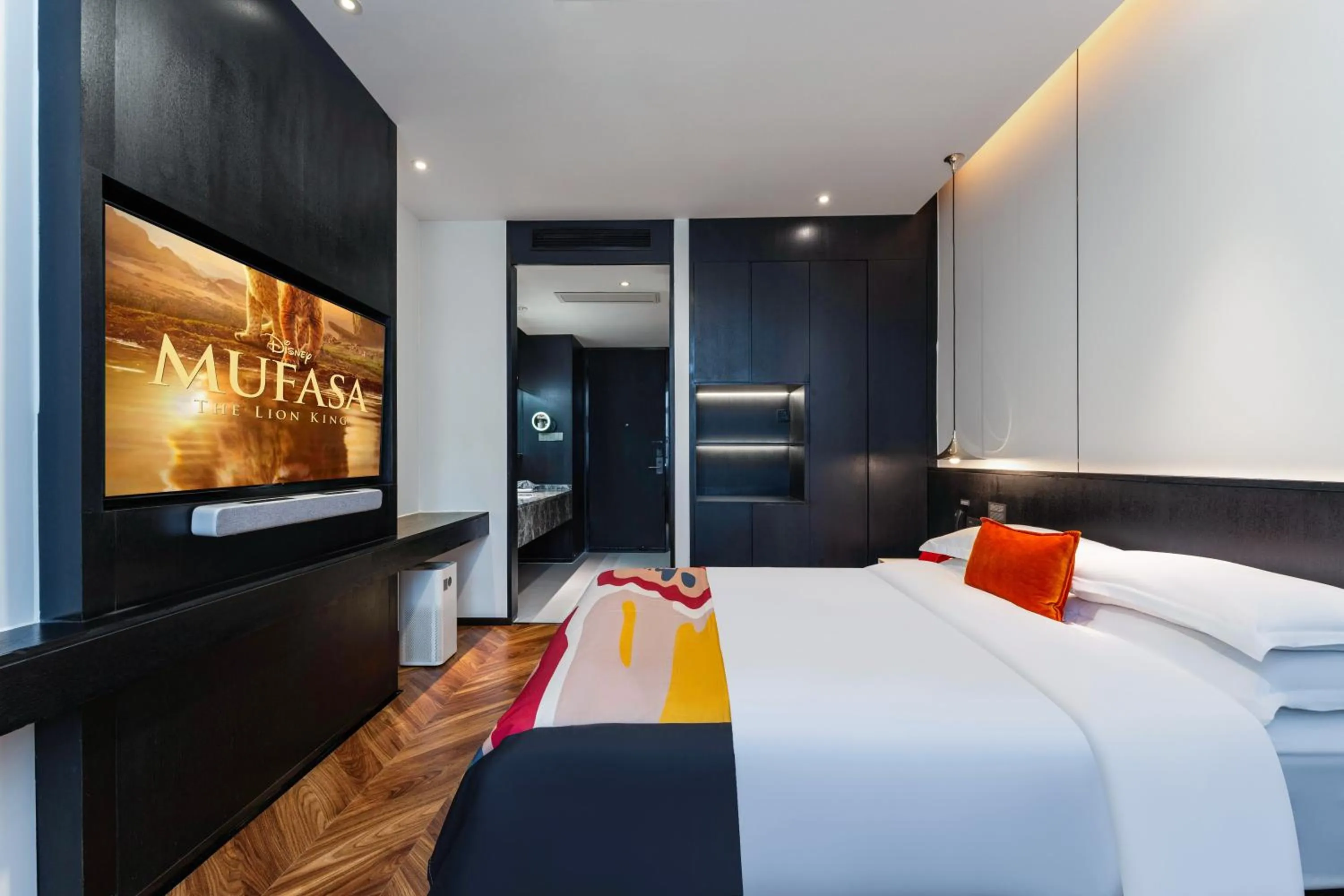 Bed in HeSu Hidden Art Hotel & Suites -Near Xi'an Drum Tower and Yongning Gate -Free Laundry Luggage Storage -Kitty Café with Freshly Ground Coffee -24H Front Desk -English Service -Exclusive Subsidies for Dumpling Banquet & Show