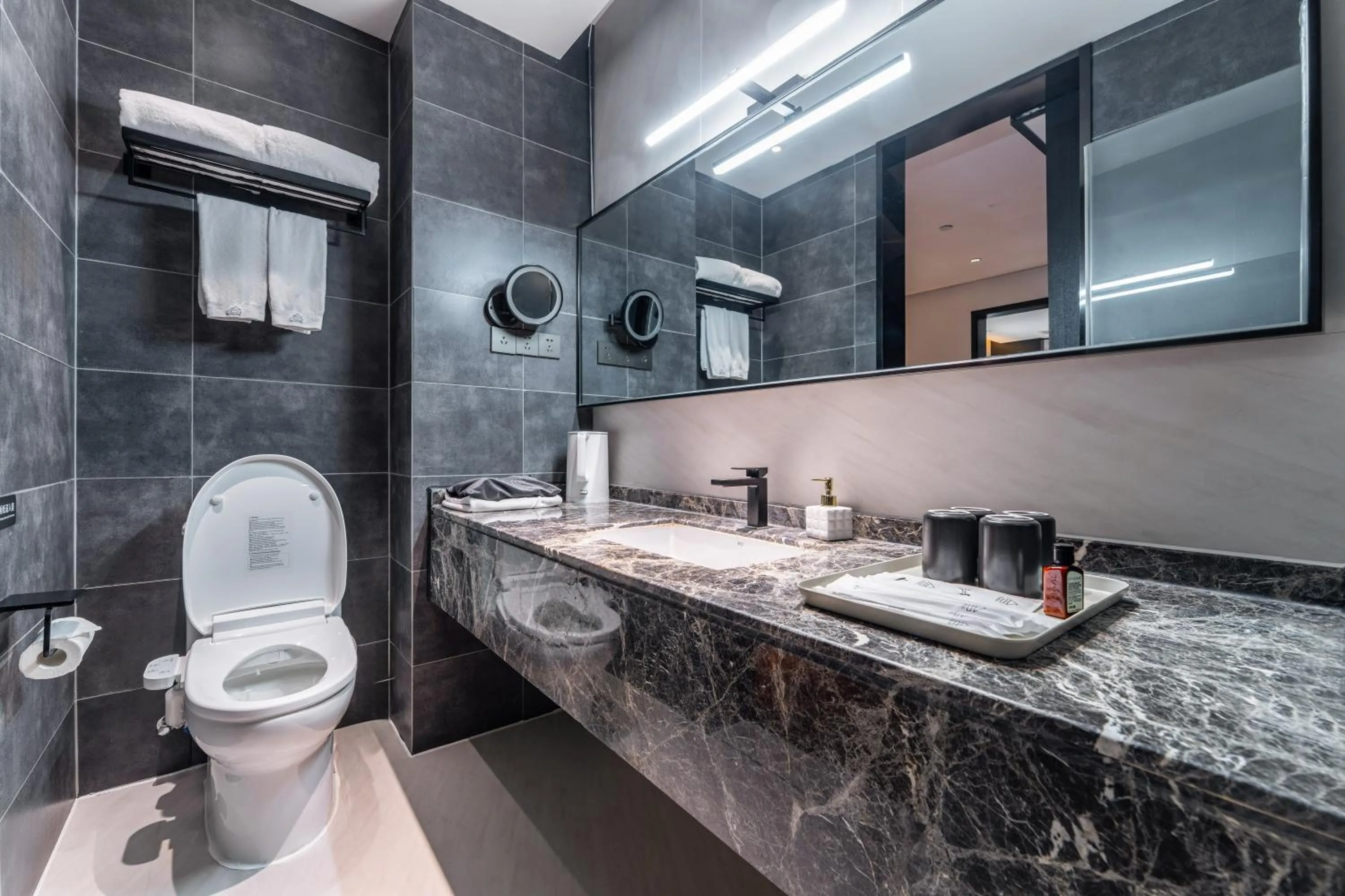 HeSu Hidden Art Hotel & Suites -Near Xi'an Drum Tower and Yongning Gate -Free Laundry Luggage Storage -Kitty Café with Freshly Ground Coffee -24H Front Desk -English Service -Exclusive Subsidies for Dumpling Banquet & Show