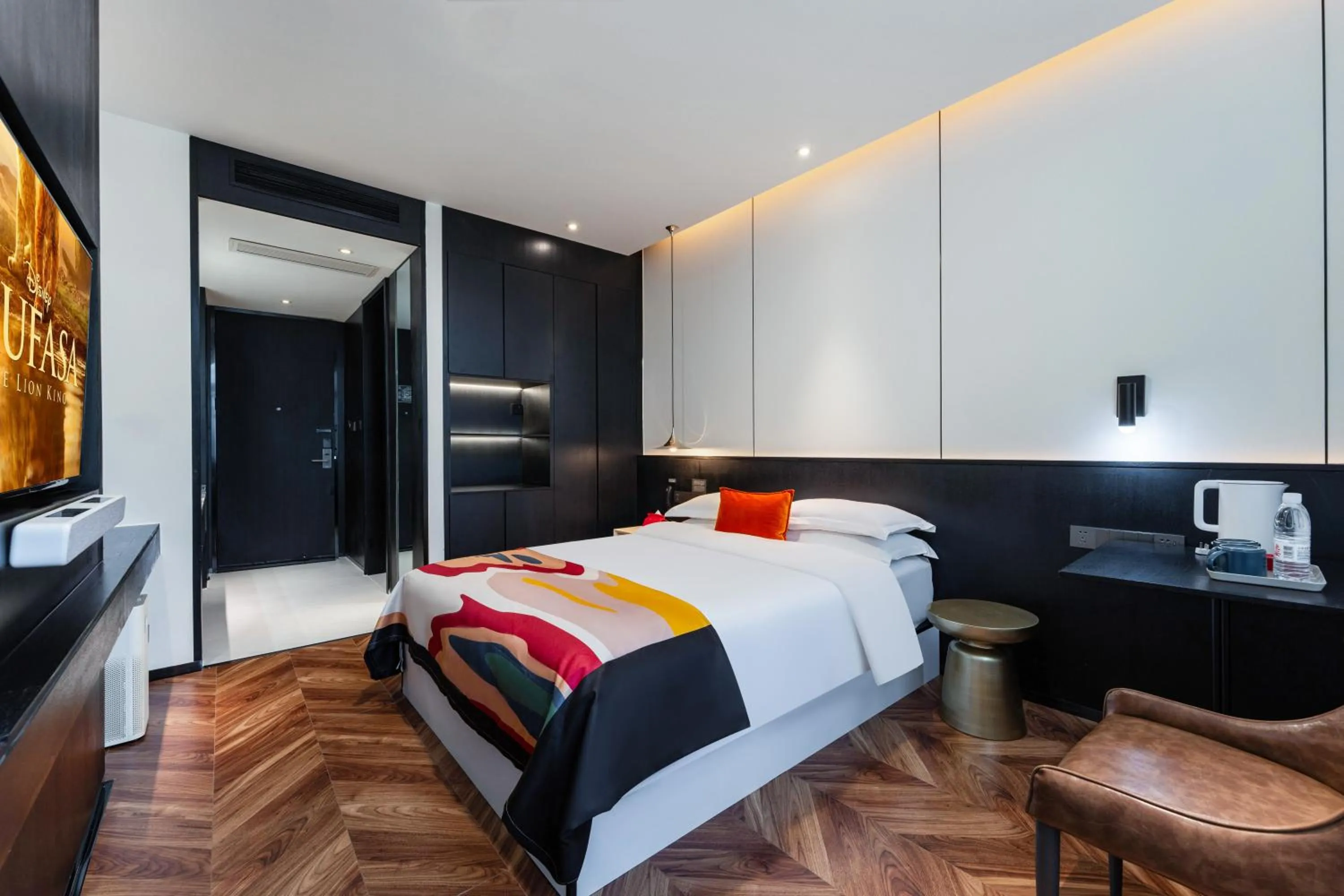 Bed in HeSu Hidden Art Hotel & Suites -Near Xi'an Drum Tower and Yongning Gate -Free Laundry Luggage Storage -Kitty Café with Freshly Ground Coffee -24H Front Desk -English Service -Exclusive Subsidies for Dumpling Banquet & Show