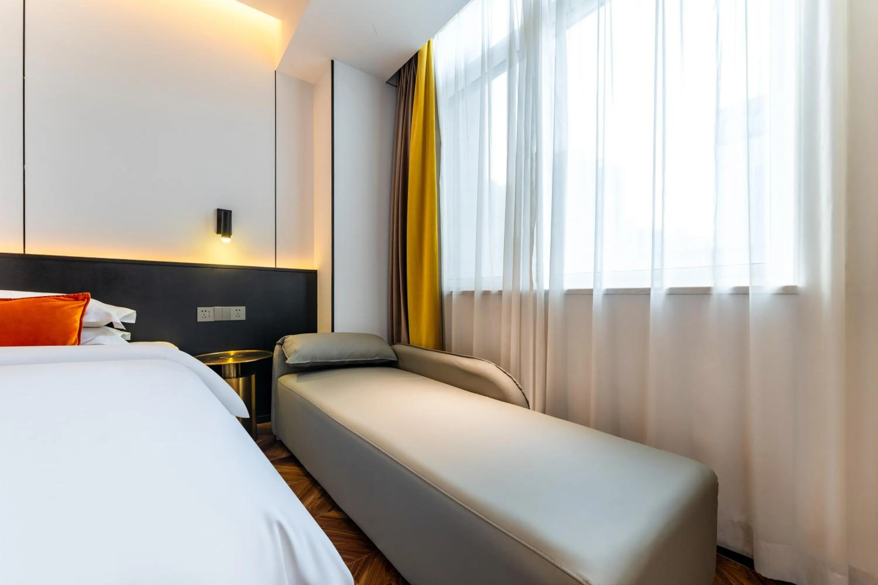 Bed in HeSu Hidden Art Hotel & Suites -Near Xi'an Drum Tower and Yongning Gate -Free Laundry Luggage Storage -Kitty Café with Freshly Ground Coffee -24H Front Desk -English Service -Exclusive Subsidies for Dumpling Banquet & Show