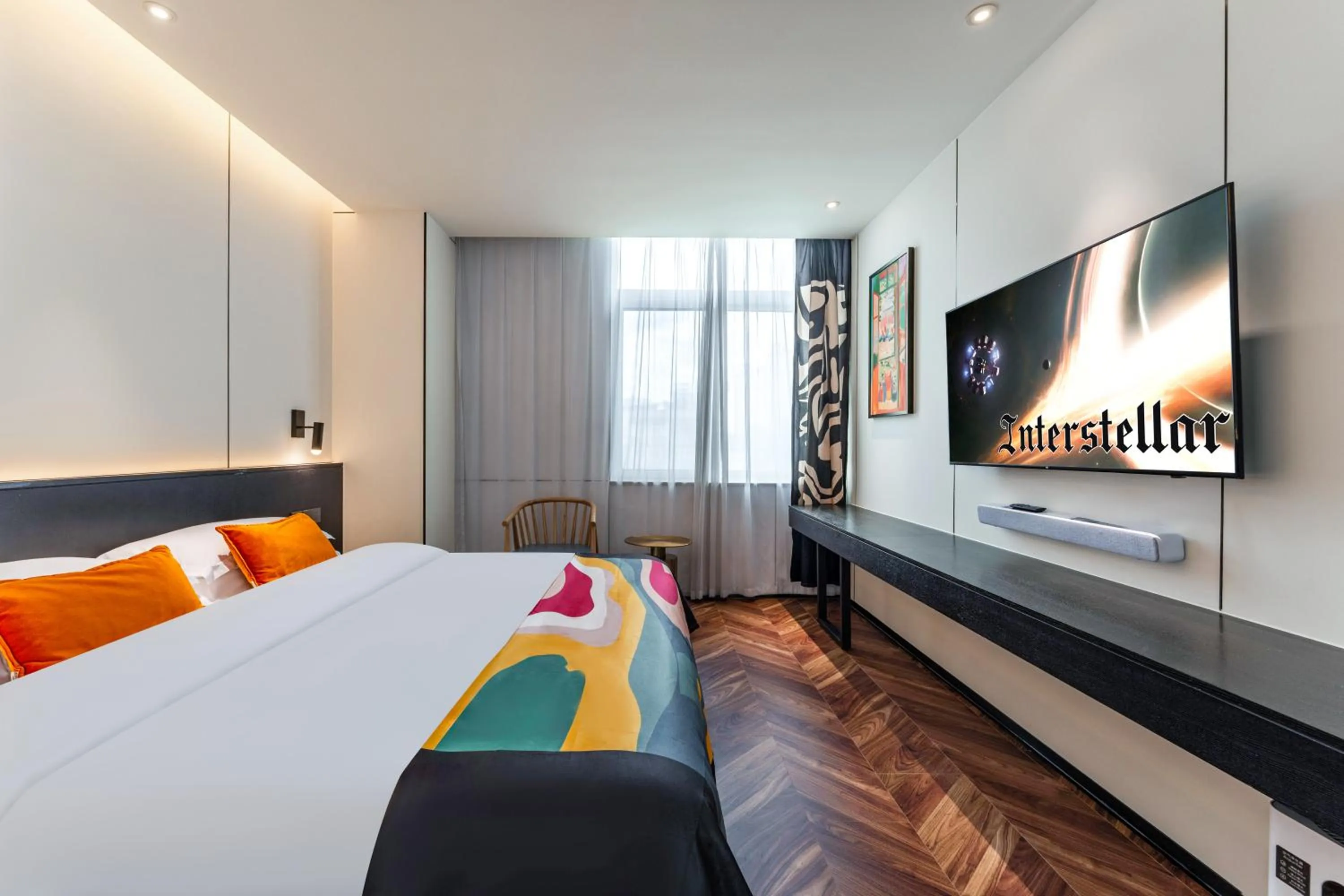 Bed in HeSu Hidden Art Hotel & Suites -Near Xi'an Drum Tower and Yongning Gate -Free Laundry Luggage Storage -Kitty Café with Freshly Ground Coffee -24H Front Desk -English Service -Exclusive Subsidies for Dumpling Banquet & Show