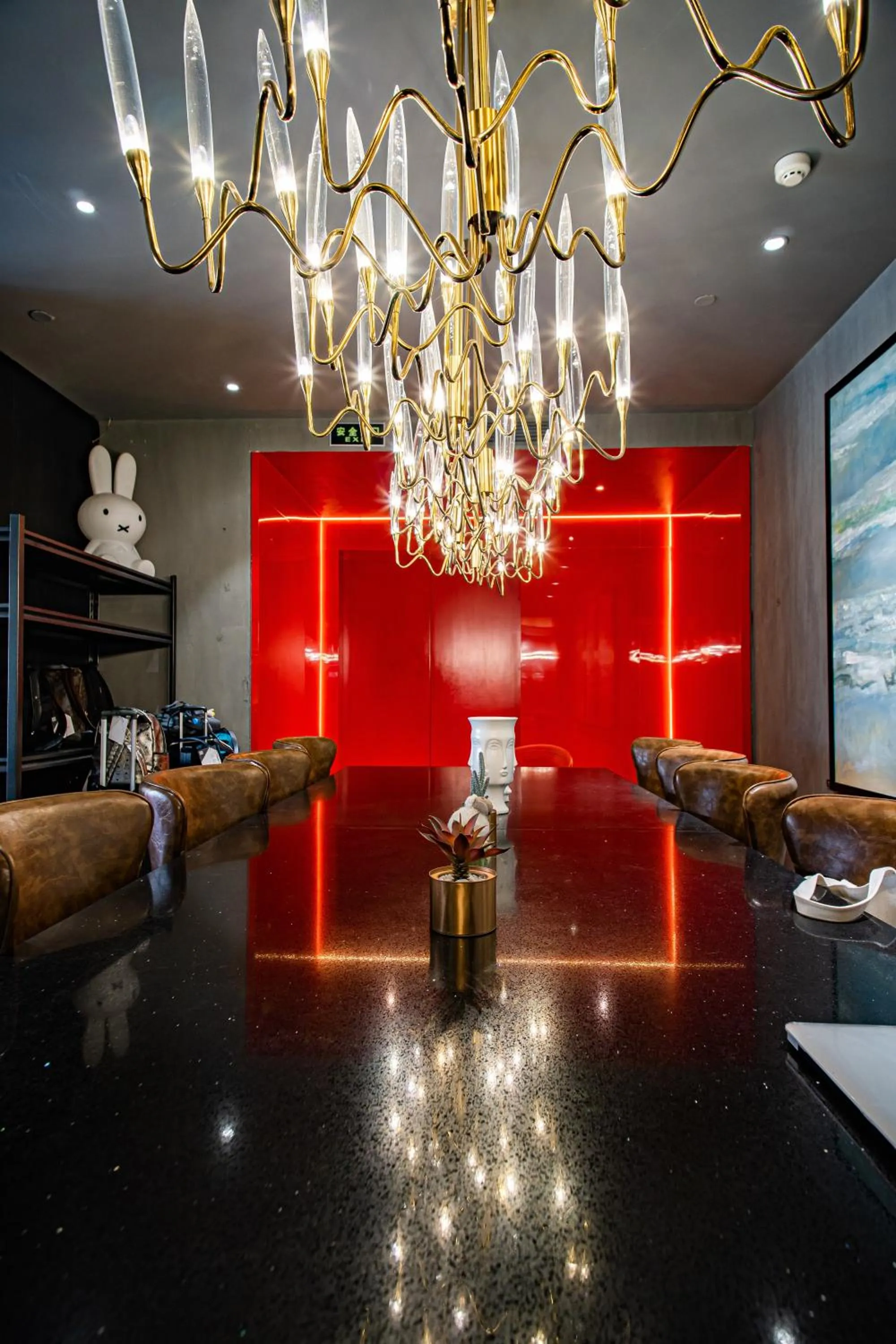 Business facilities in HeSu Hidden Art Hotel & Suites -Near Xi'an Drum Tower and Yongning Gate -Free Laundry Luggage Storage -Kitty Café with Freshly Ground Coffee -24H Front Desk -English Service -Exclusive Subsidies for Dumpling Banquet & Show