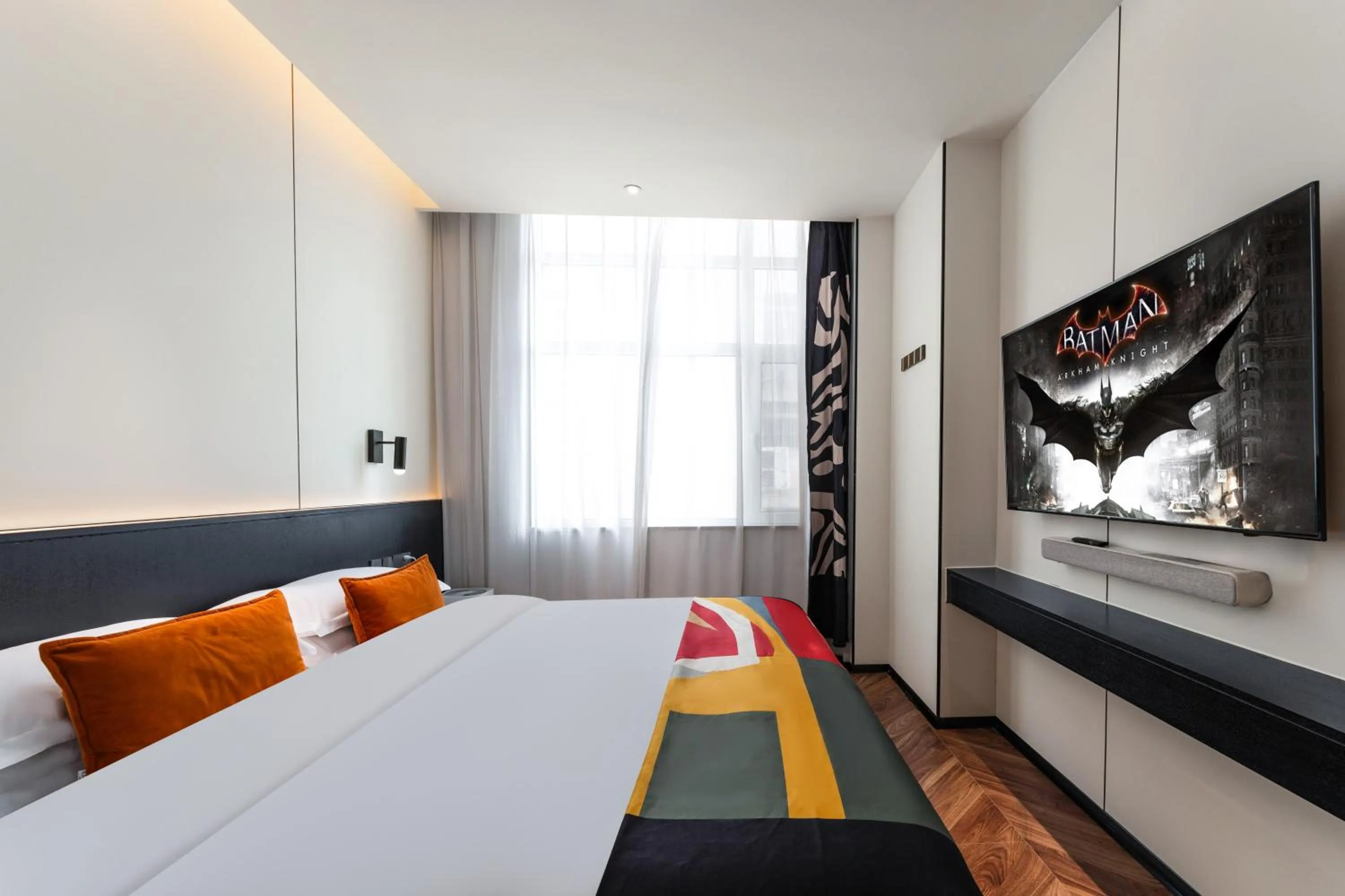 Bed in HeSu Hidden Art Hotel & Suites -Near Xi'an Drum Tower and Yongning Gate -Free Laundry Luggage Storage -Kitty Café with Freshly Ground Coffee -24H Front Desk -English Service -Exclusive Subsidies for Dumpling Banquet & Show