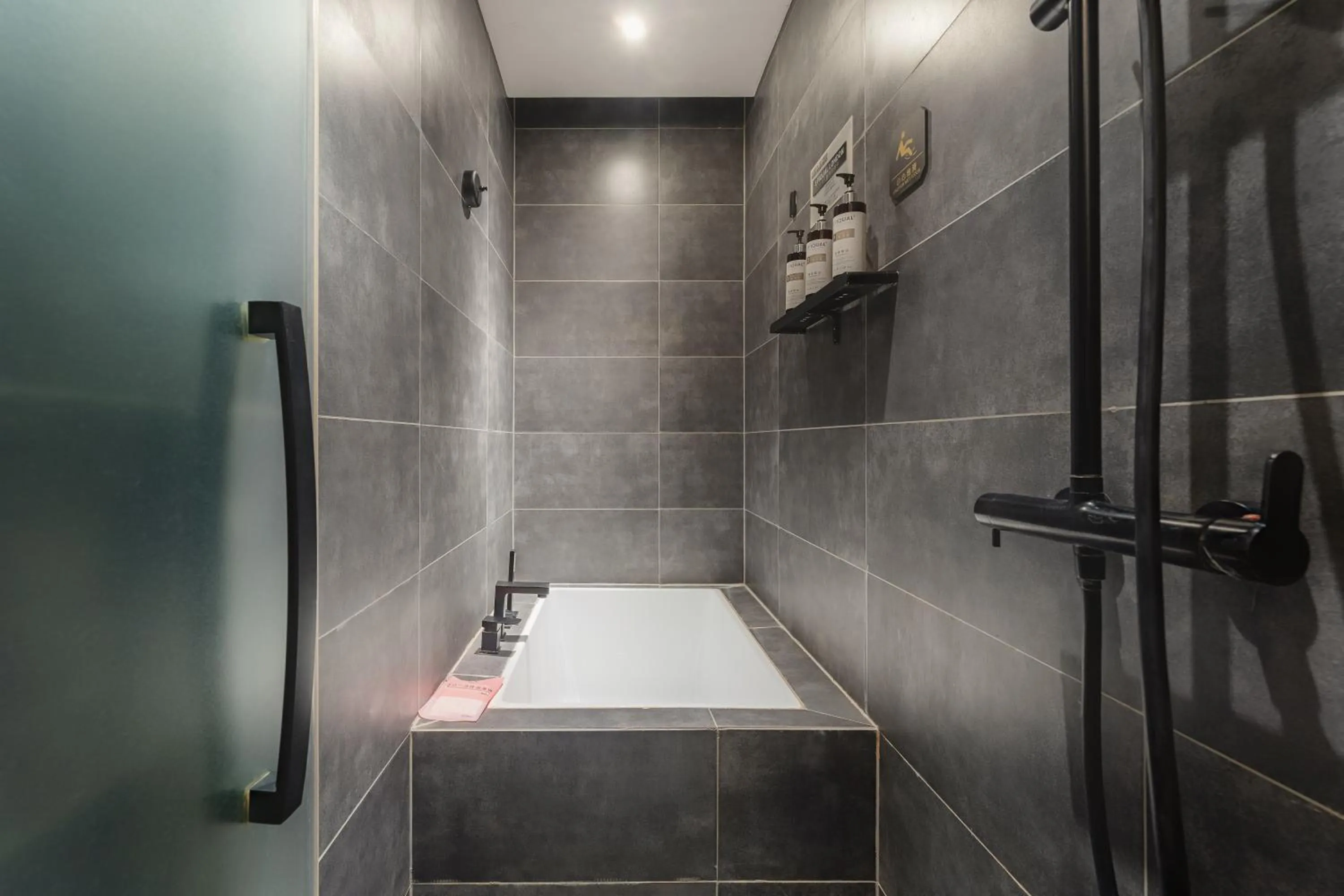 HeSu Hidden Art Hotel & Suites -Near Xi'an Drum Tower and Yongning Gate -Free Laundry Luggage Storage -Kitty Café with Freshly Ground Coffee -24H Front Desk -English Service -Exclusive Subsidies for Dumpling Banquet & Show