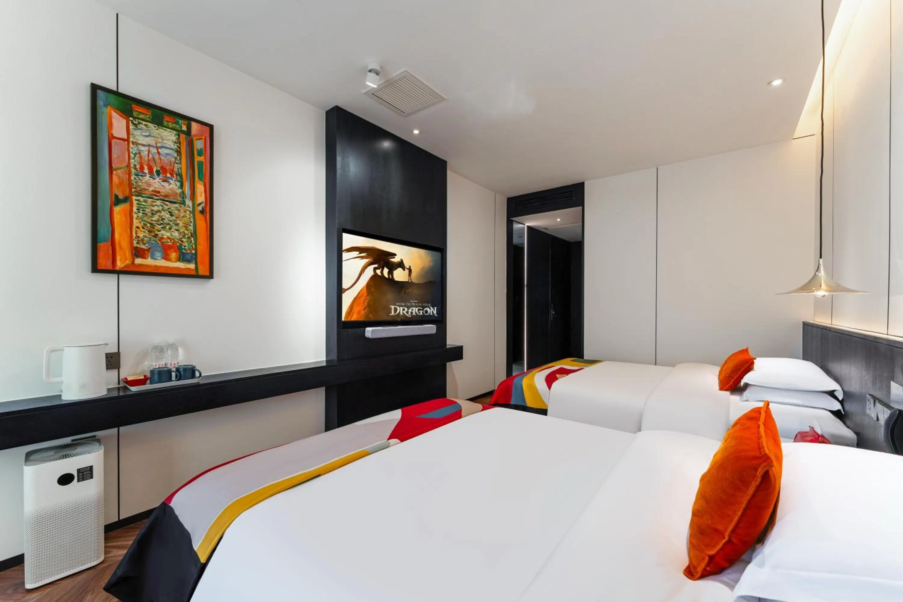 Bed in HeSu Hidden Art Hotel & Suites -Near Xi'an Drum Tower and Yongning Gate -Free Laundry Luggage Storage -Kitty Café with Freshly Ground Coffee -24H Front Desk -English Service -Exclusive Subsidies for Dumpling Banquet & Show