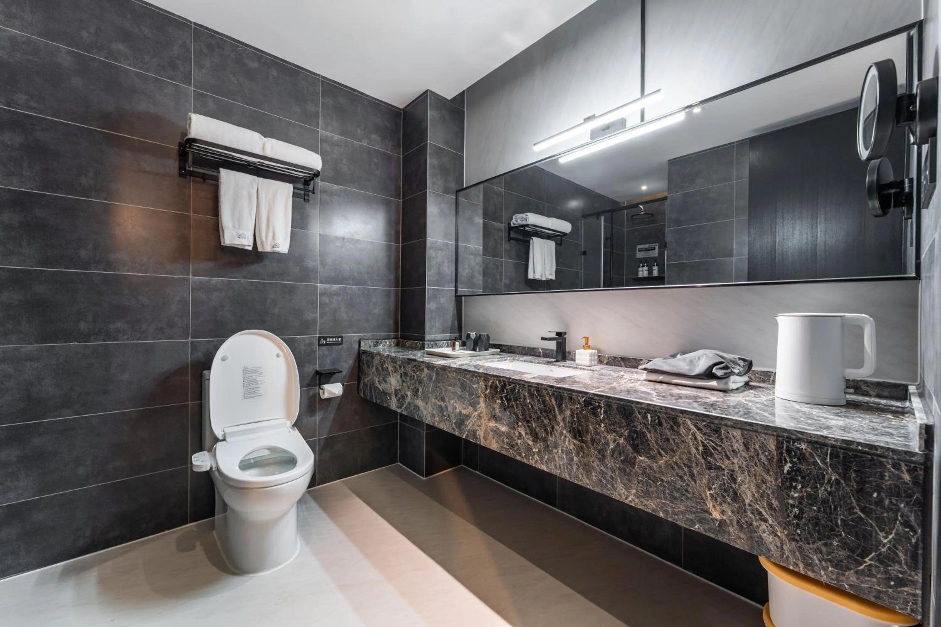 HeSu Hidden Art Hotel & Suites -Near Xi'an Drum Tower and Yongning Gate -Free Laundry Luggage Storage -Kitty Café with Freshly Ground Coffee -24H Front Desk -English Service -Exclusive Subsidies for Dumpling Banquet & Show