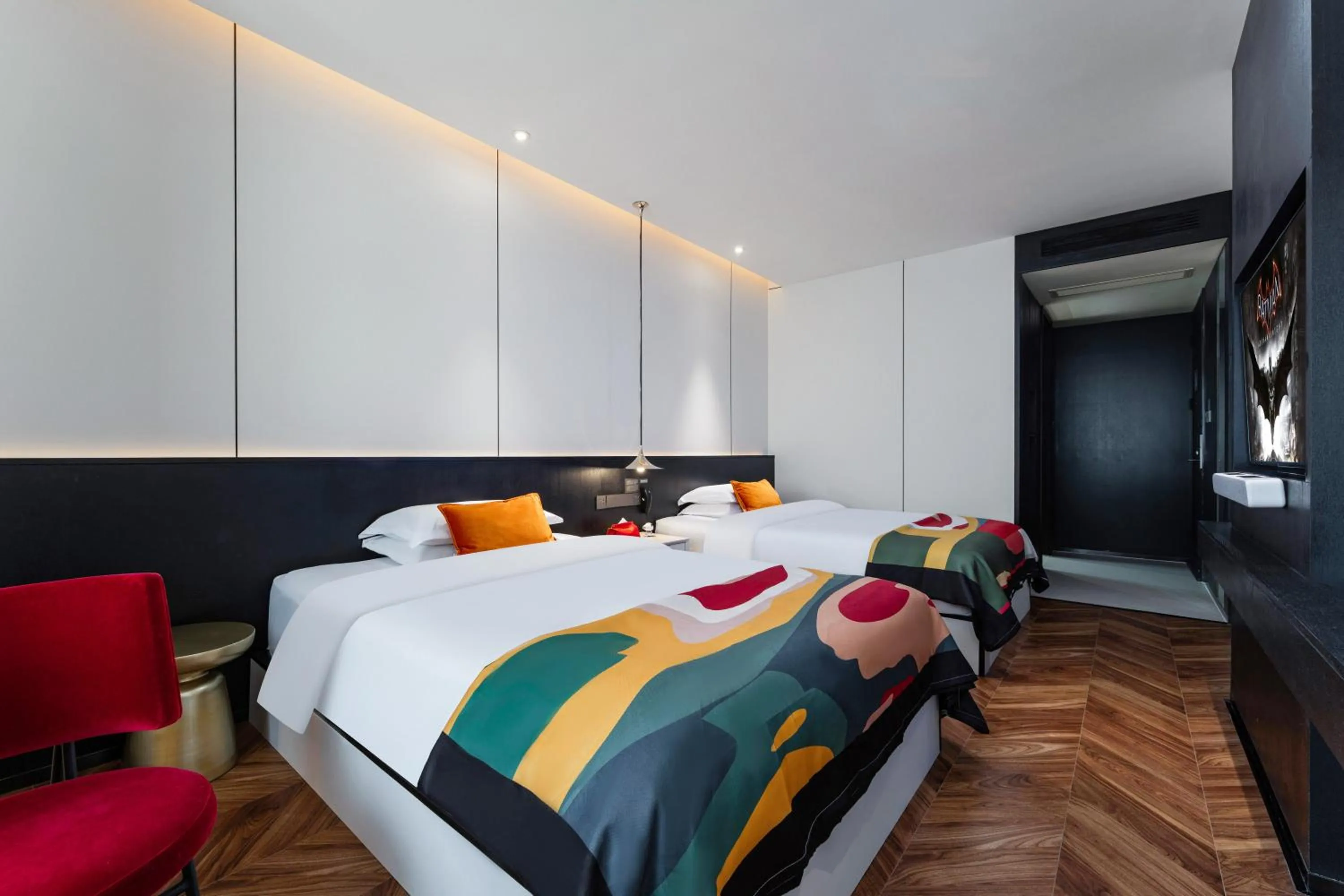 Bed in HeSu Hidden Art Hotel & Suites -Near Xi'an Drum Tower and Yongning Gate -Free Laundry Luggage Storage -Kitty Café with Freshly Ground Coffee -24H Front Desk -English Service -Exclusive Subsidies for Dumpling Banquet & Show