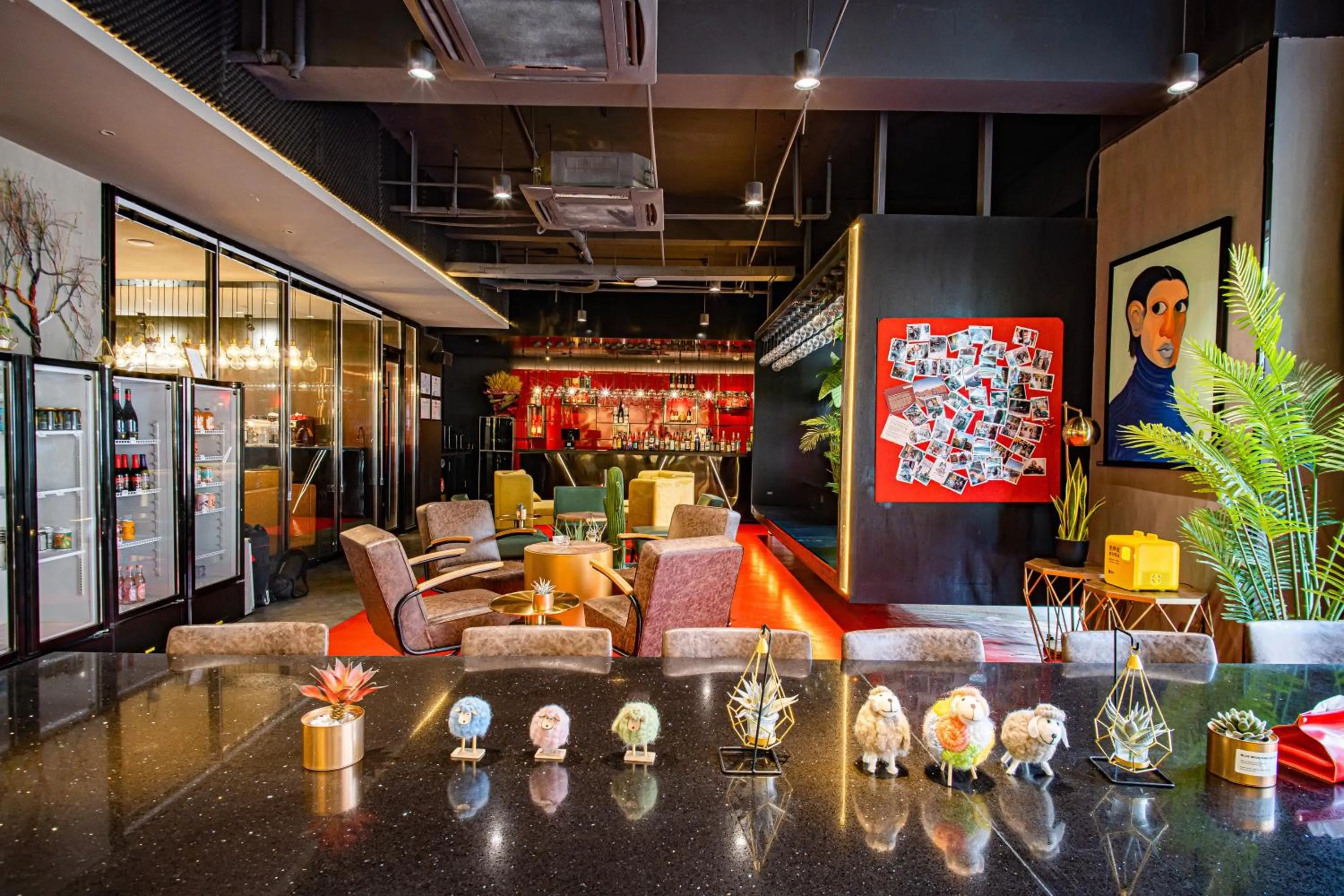 Seating area in HeSu Hidden Art Hotel & Suites -Near Xi'an Drum Tower and Yongning Gate -Free Laundry Luggage Storage -Kitty Café with Freshly Ground Coffee -24H Front Desk -English Service -Exclusive Subsidies for Dumpling Banquet & Show