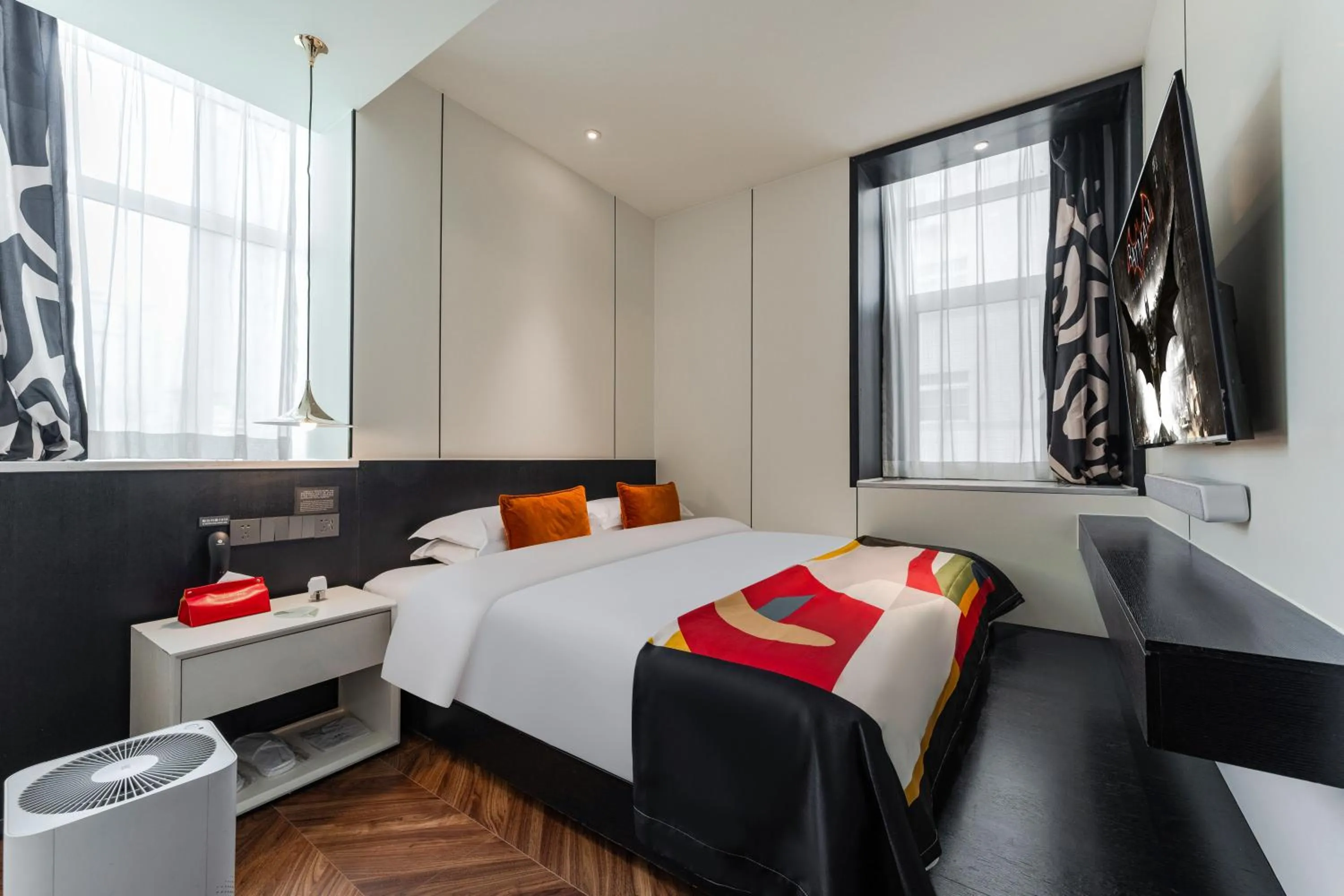 Bed in HeSu Hidden Art Hotel & Suites -Near Xi'an Drum Tower and Yongning Gate -Free Laundry Luggage Storage -Kitty Café with Freshly Ground Coffee -24H Front Desk -English Service -Exclusive Subsidies for Dumpling Banquet & Show