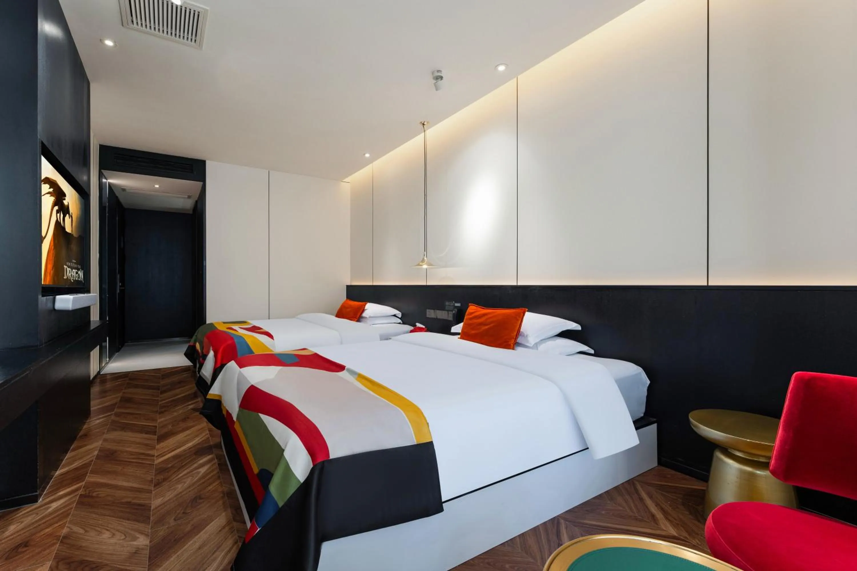 Bed in HeSu Hidden Art Hotel & Suites -Near Xi'an Drum Tower and Yongning Gate -Free Laundry Luggage Storage -Kitty Café with Freshly Ground Coffee -24H Front Desk -English Service -Exclusive Subsidies for Dumpling Banquet & Show