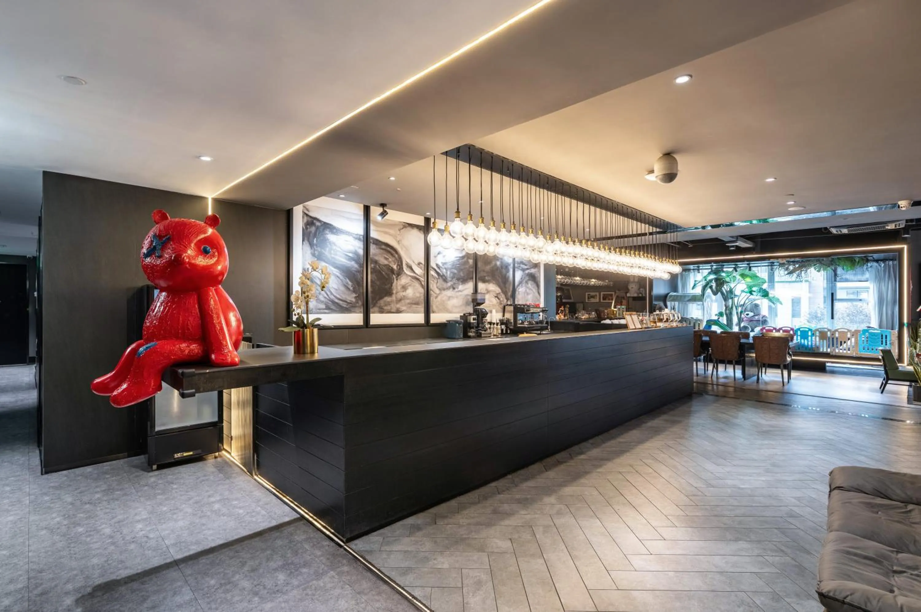 Lobby or reception in HeSu Hidden Art Hotel & Suites -Near Xi'an Drum Tower and Yongning Gate -Free Laundry Luggage Storage -Kitty Café with Freshly Ground Coffee -24H Front Desk -English Service -Exclusive Subsidies for Dumpling Banquet & Show