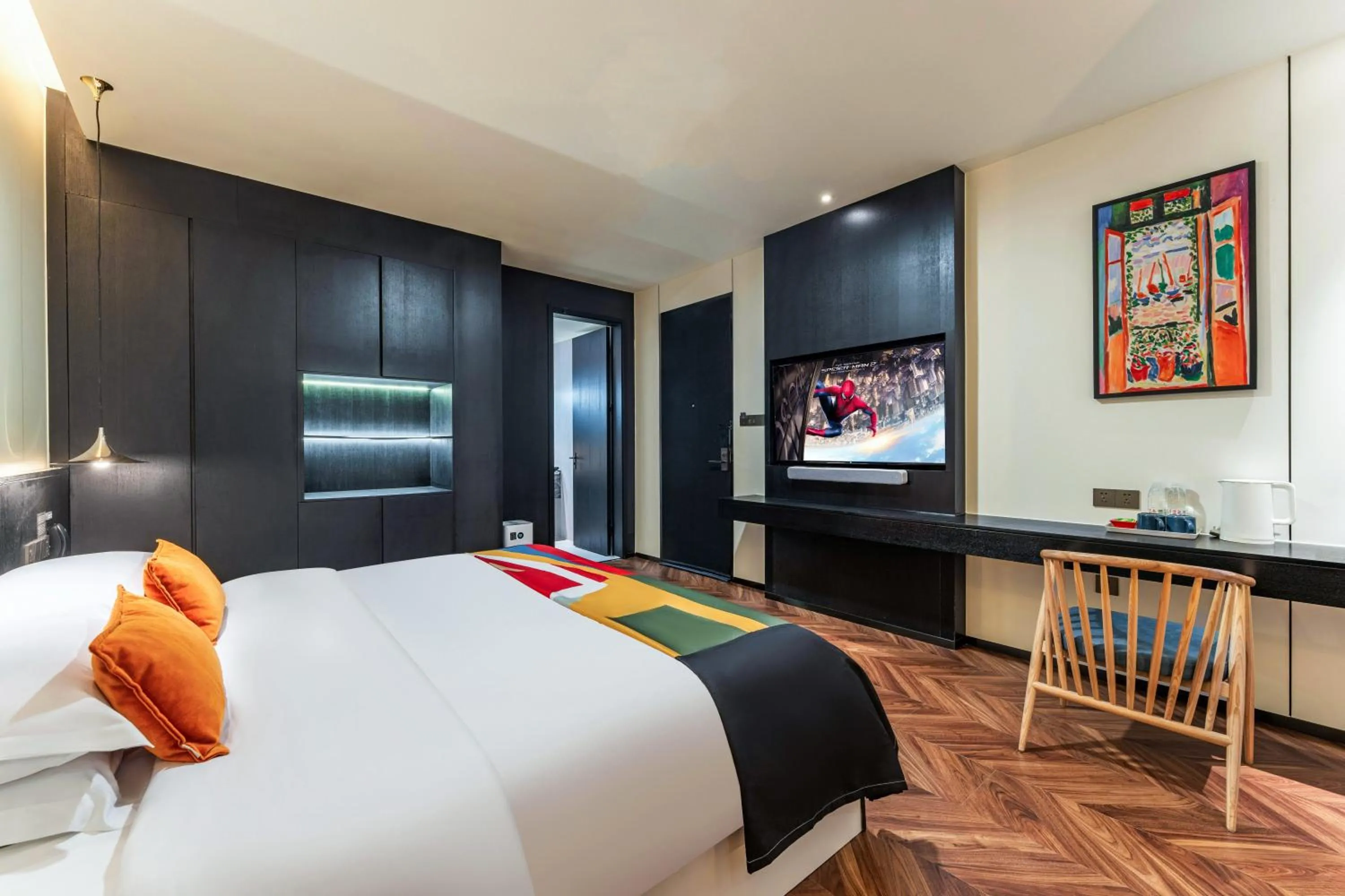 Bed in HeSu Hidden Art Hotel & Suites -Near Xi'an Drum Tower and Yongning Gate -Free Laundry Luggage Storage -Kitty Café with Freshly Ground Coffee -24H Front Desk -English Service -Exclusive Subsidies for Dumpling Banquet & Show