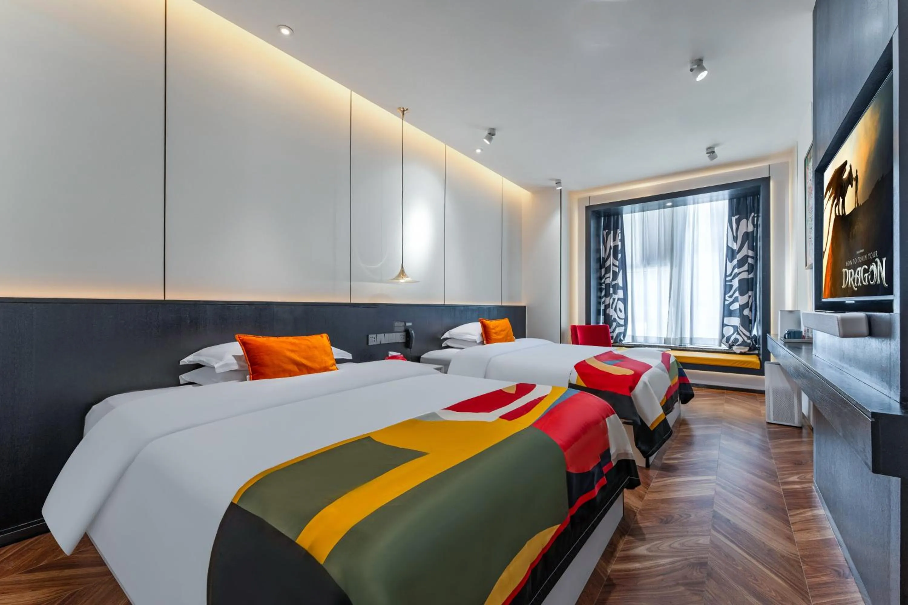 Bed in HeSu Hidden Art Hotel & Suites -Near Xi'an Drum Tower and Yongning Gate -Free Laundry Luggage Storage -Kitty Café with Freshly Ground Coffee -24H Front Desk -English Service -Exclusive Subsidies for Dumpling Banquet & Show