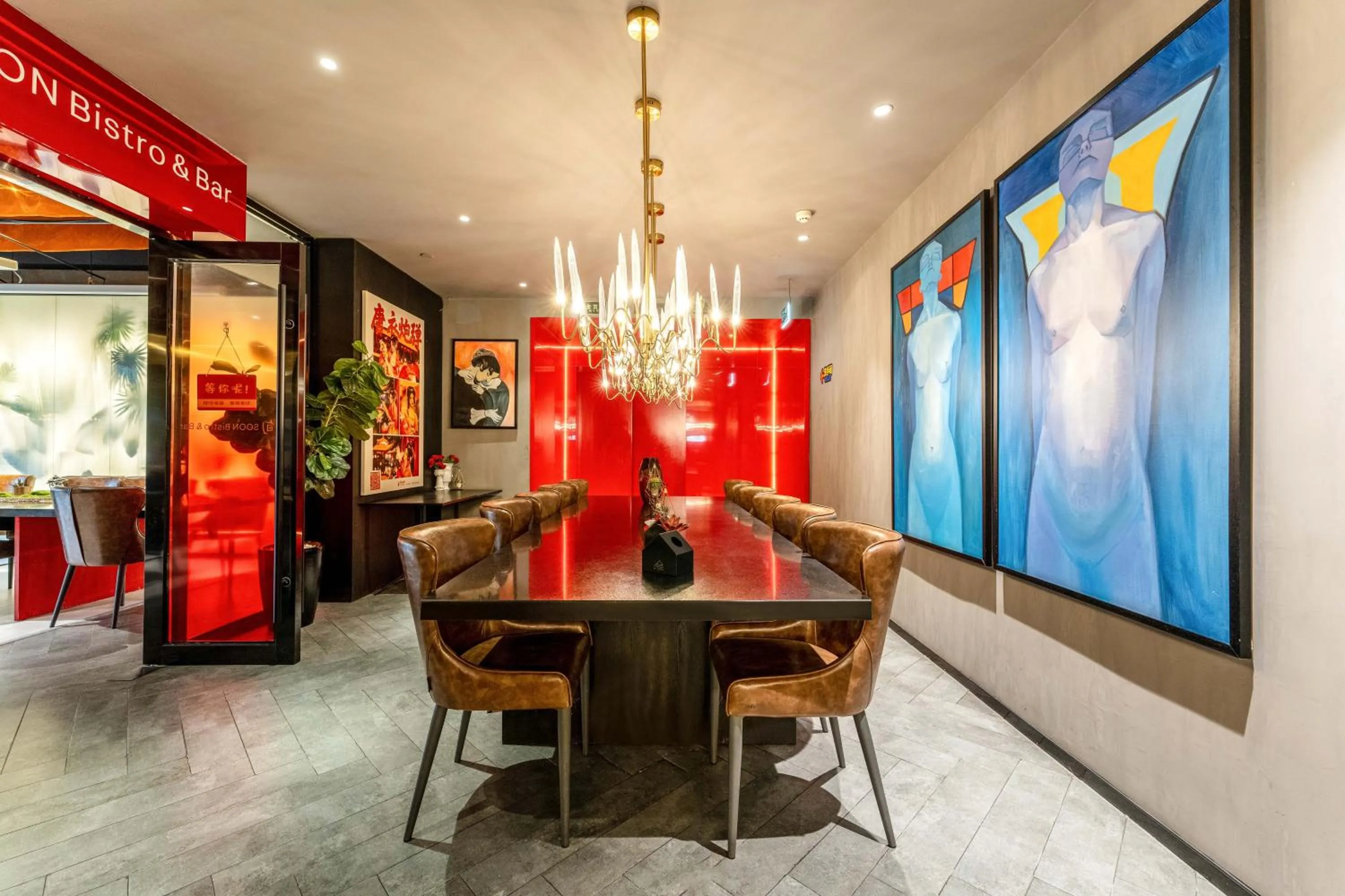 Business facilities in HeSu Hidden Art Hotel & Suites -Near Xi'an Drum Tower and Yongning Gate -Free Laundry Luggage Storage -Kitty Café with Freshly Ground Coffee -24H Front Desk -English Service -Exclusive Subsidies for Dumpling Banquet & Show