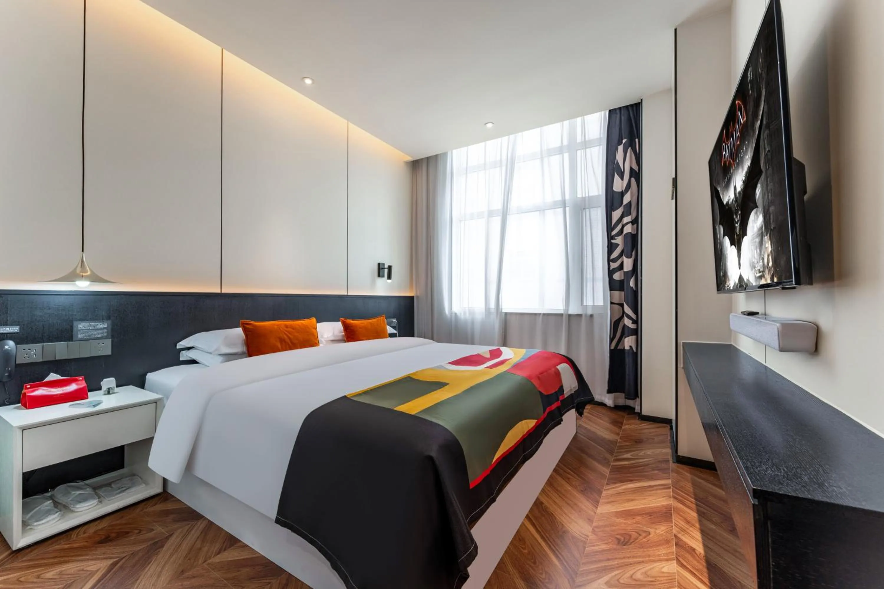 Bed in HeSu Hidden Art Hotel & Suites -Near Xi'an Drum Tower and Yongning Gate -Free Laundry Luggage Storage -Kitty Café with Freshly Ground Coffee -24H Front Desk -English Service -Exclusive Subsidies for Dumpling Banquet & Show