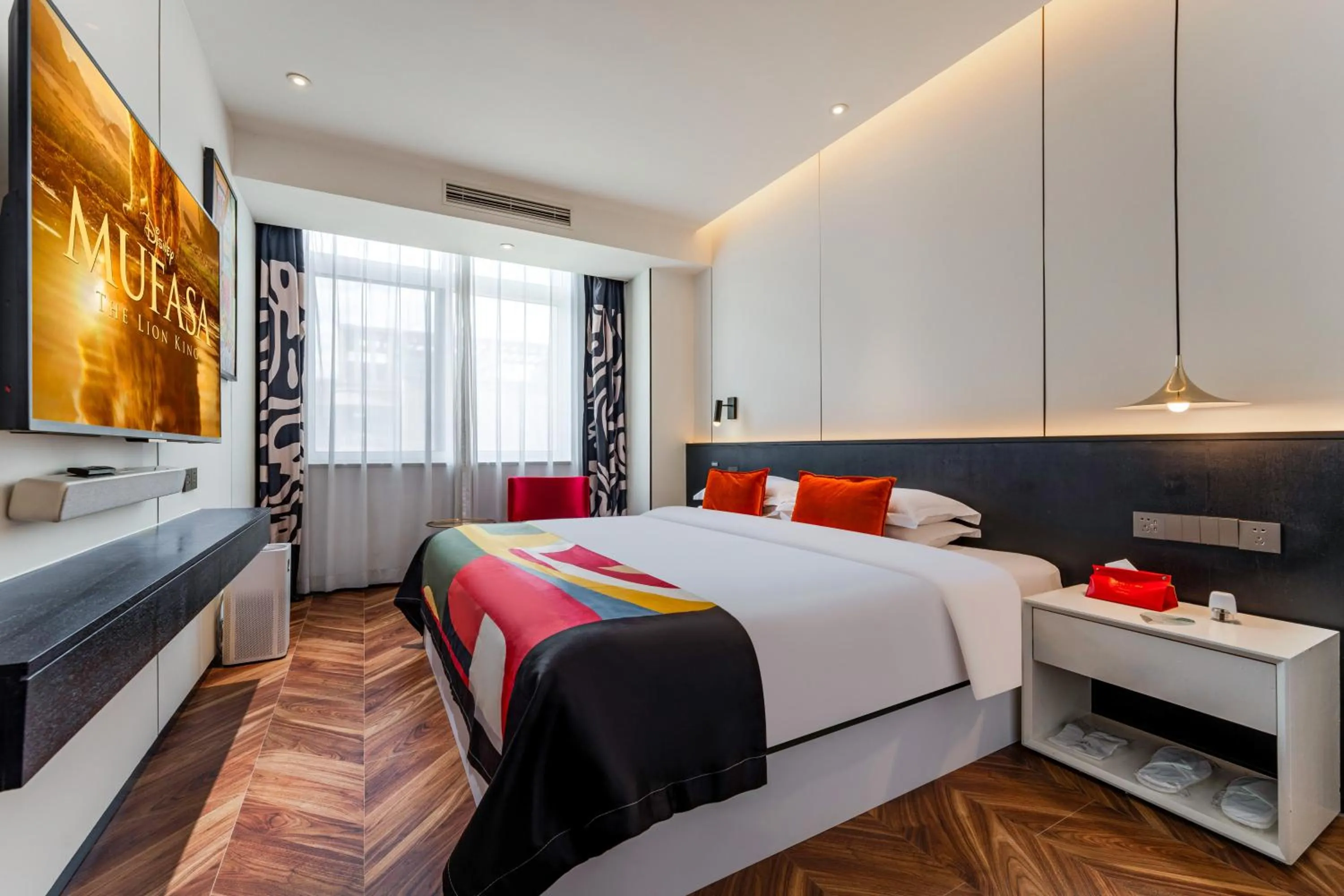 Bed in HeSu Hidden Art Hotel & Suites -Near Xi'an Drum Tower and Yongning Gate -Free Laundry Luggage Storage -Kitty Café with Freshly Ground Coffee -24H Front Desk -English Service -Exclusive Subsidies for Dumpling Banquet & Show