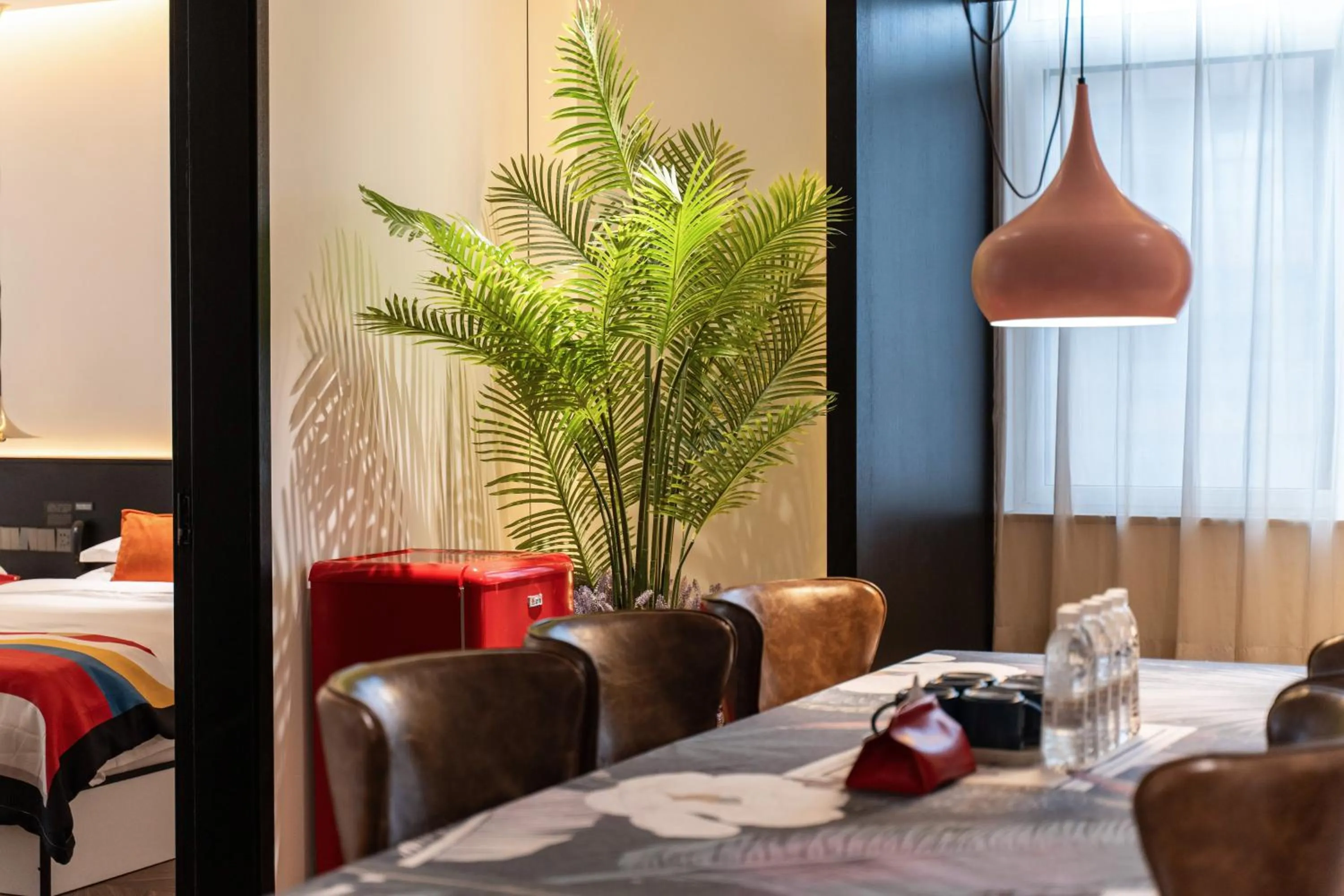 Bed in HeSu Hidden Art Hotel & Suites -Near Xi'an Drum Tower and Yongning Gate -Free Laundry Luggage Storage -Kitty Café with Freshly Ground Coffee -24H Front Desk -English Service -Exclusive Subsidies for Dumpling Banquet & Show