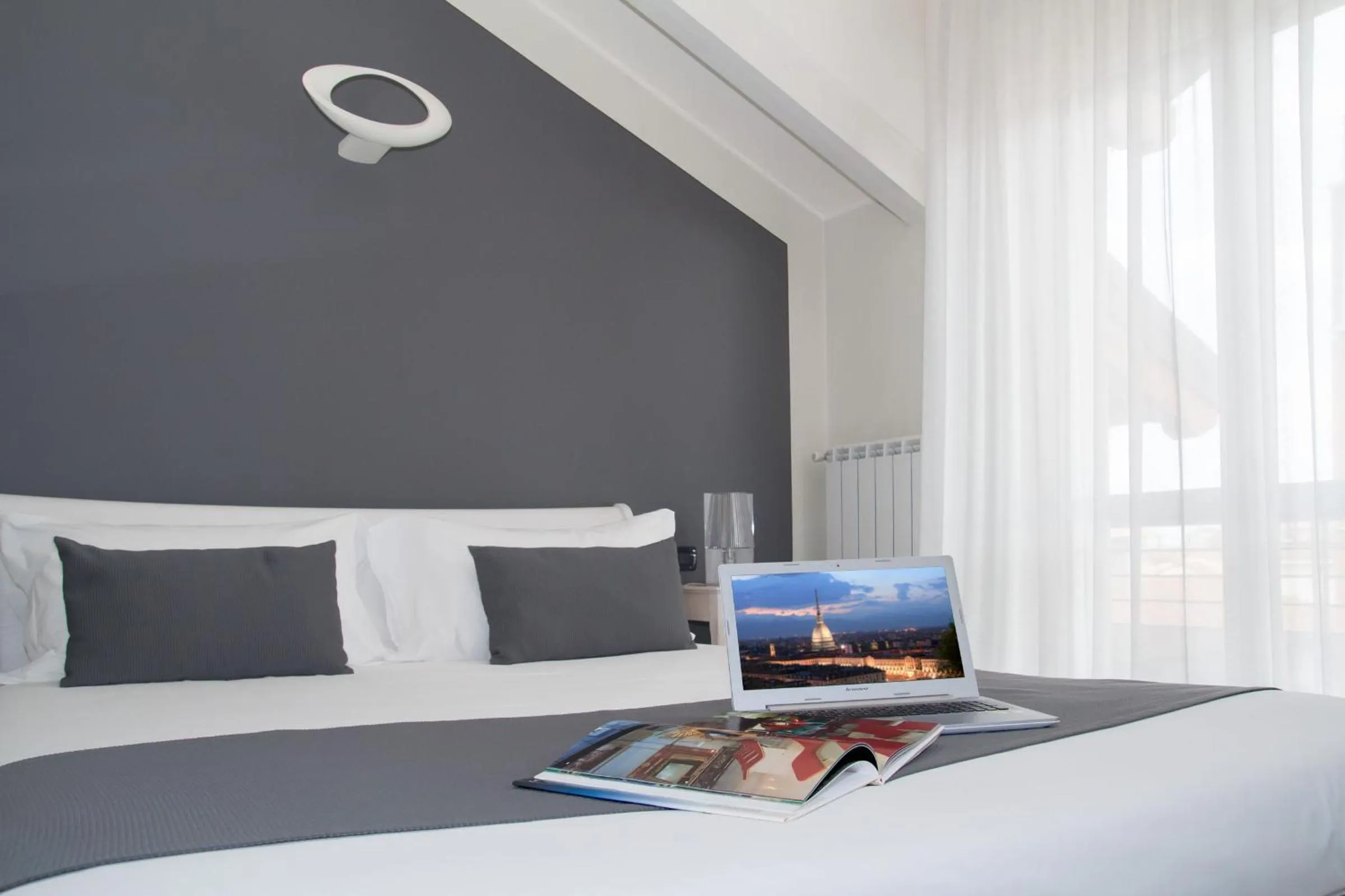 Shower, Bed in Pepe's Home B&B