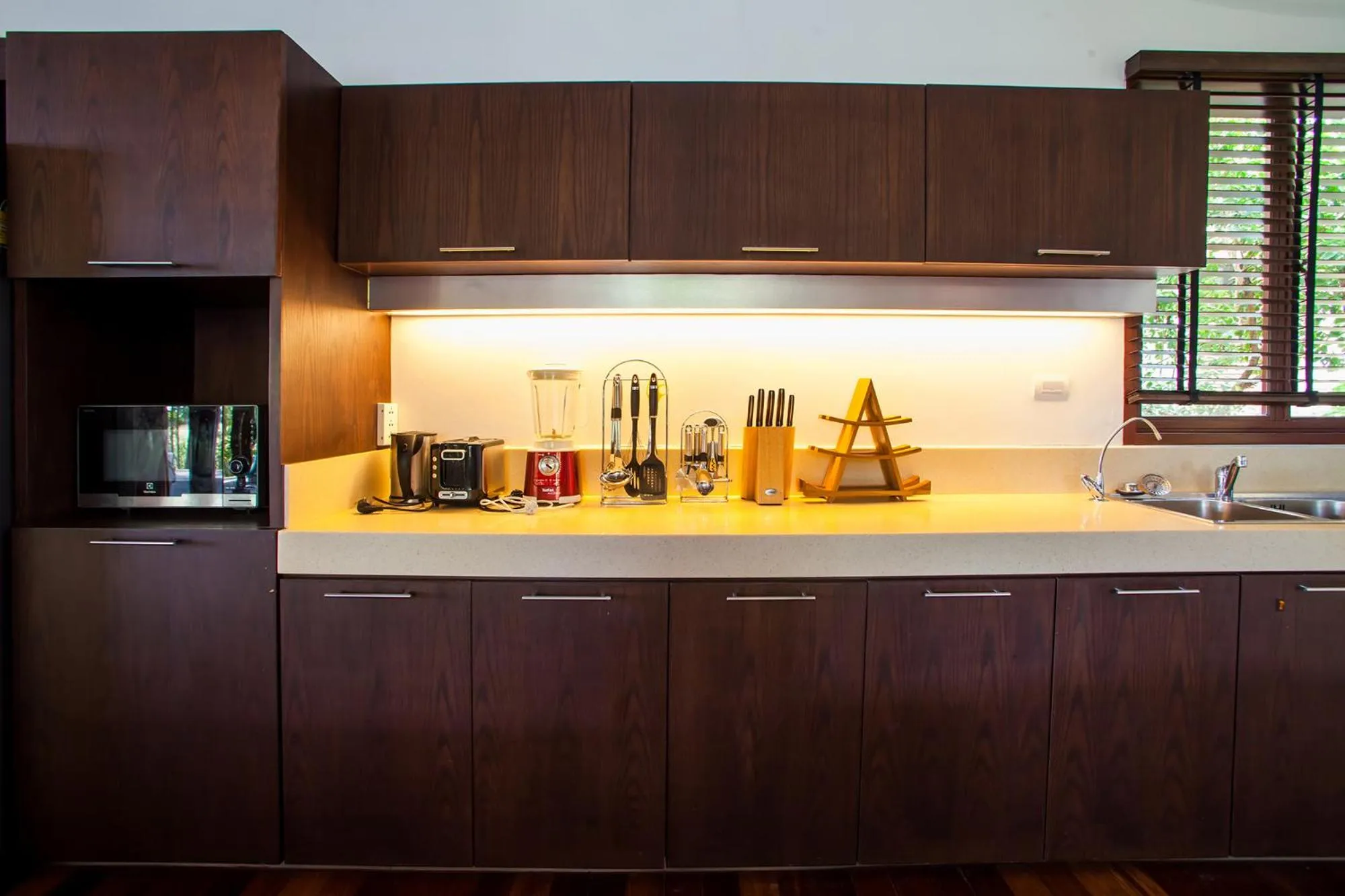 Kitchen or kitchenette in Amatapura Beach Villa 6