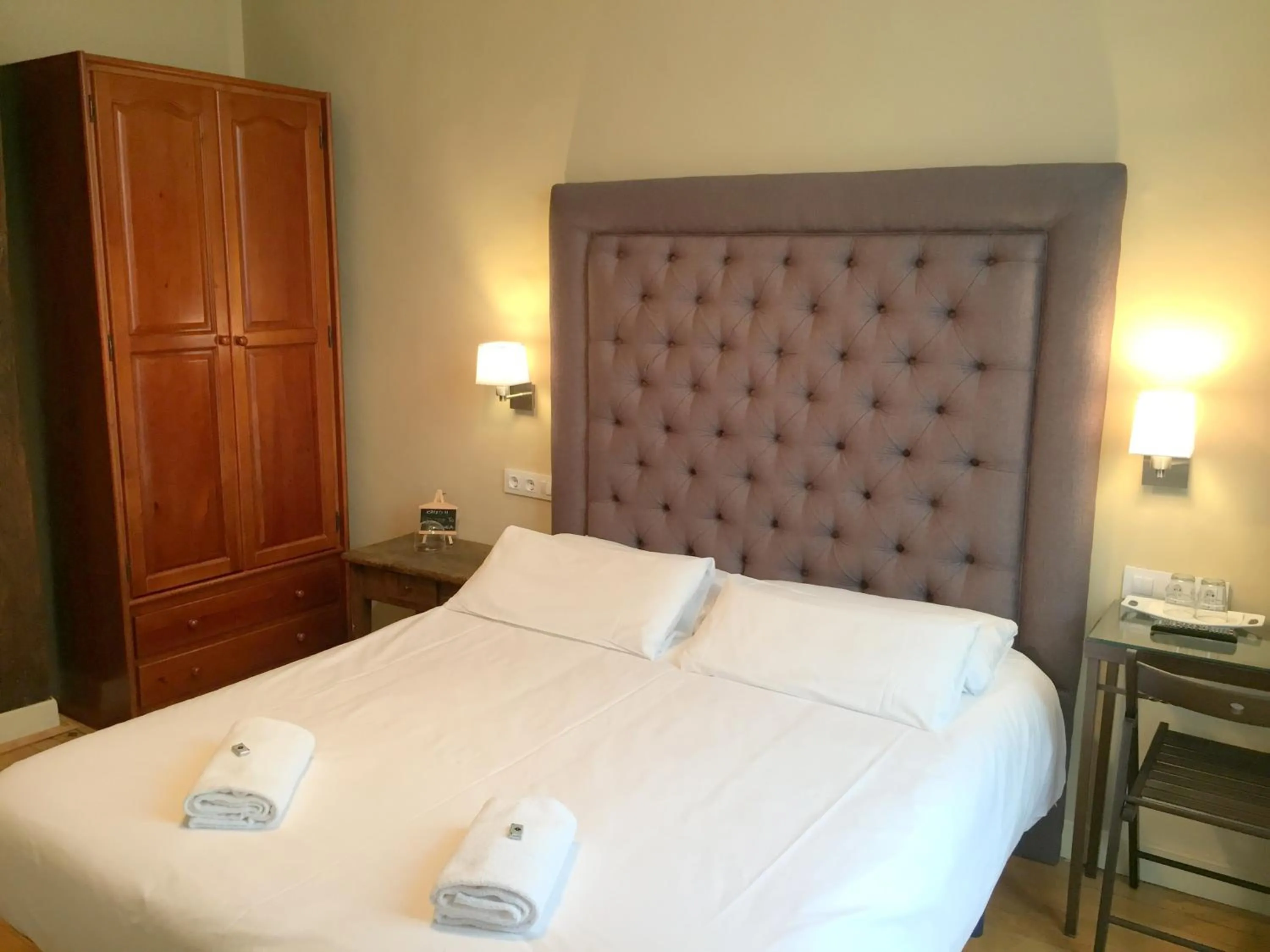 Photo of the whole room, Bed in Iturrienea Ostatua