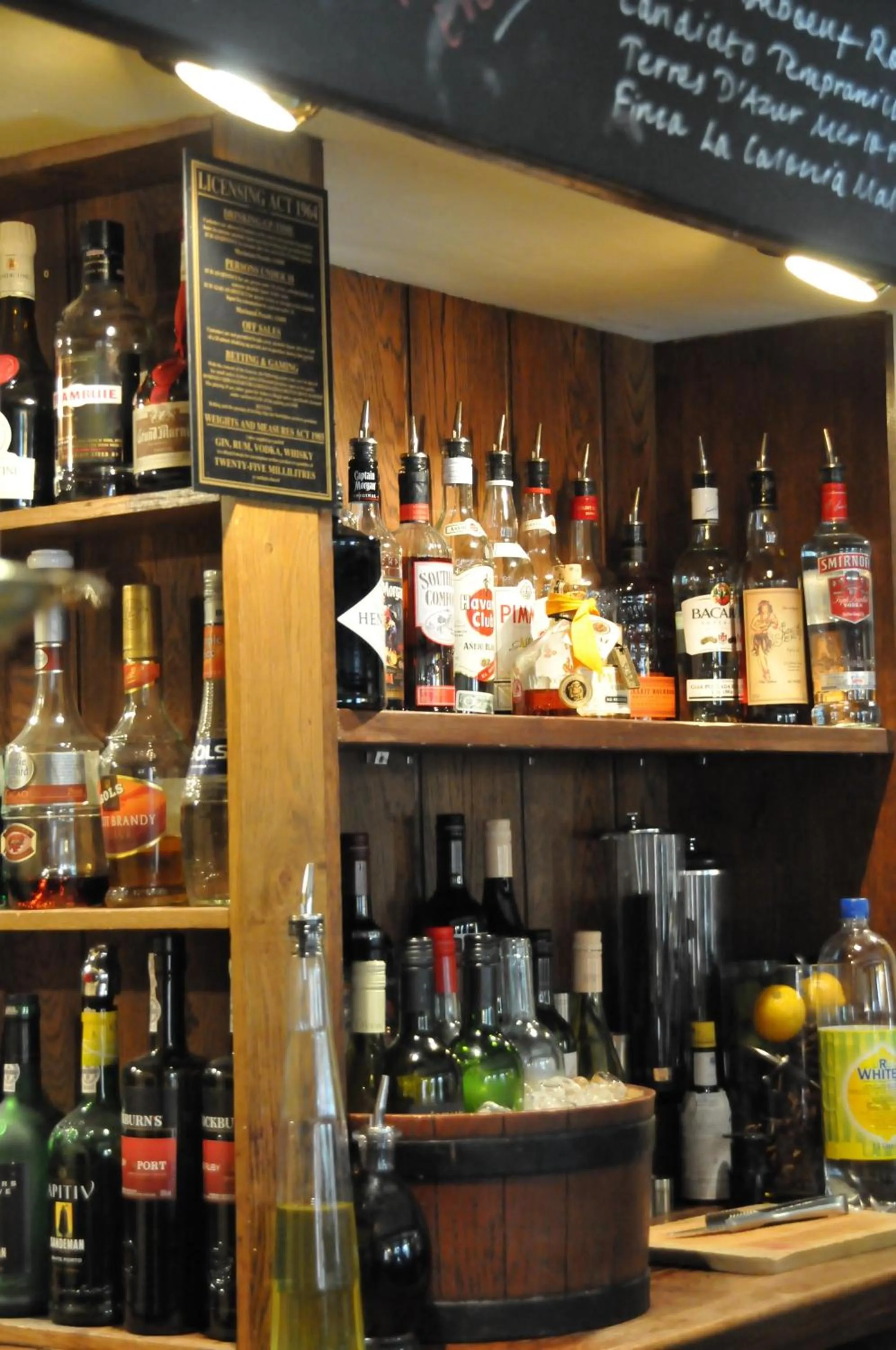Lounge or bar in The Red Lion Inn