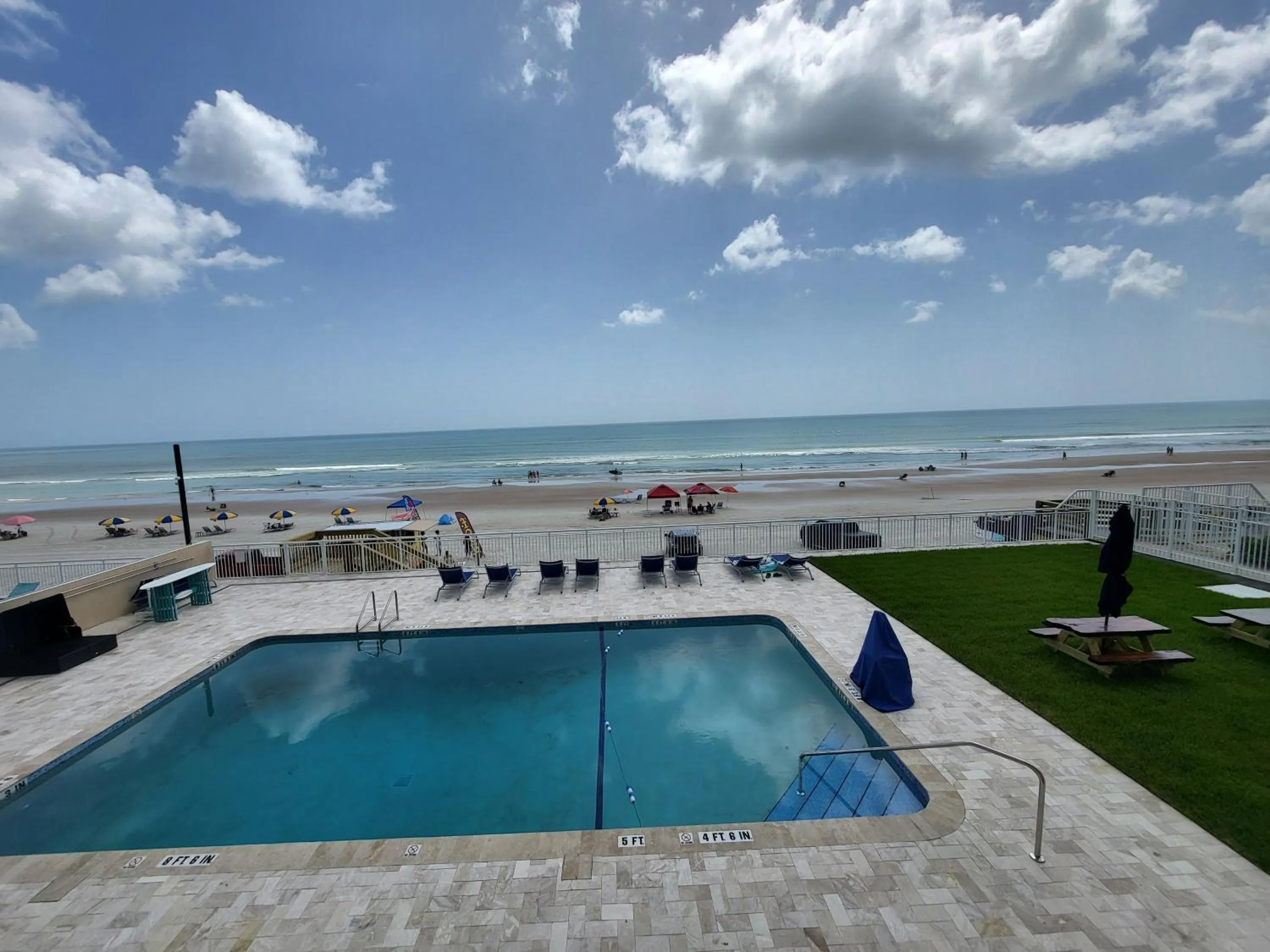 Swimming pool in Beachside Hotel