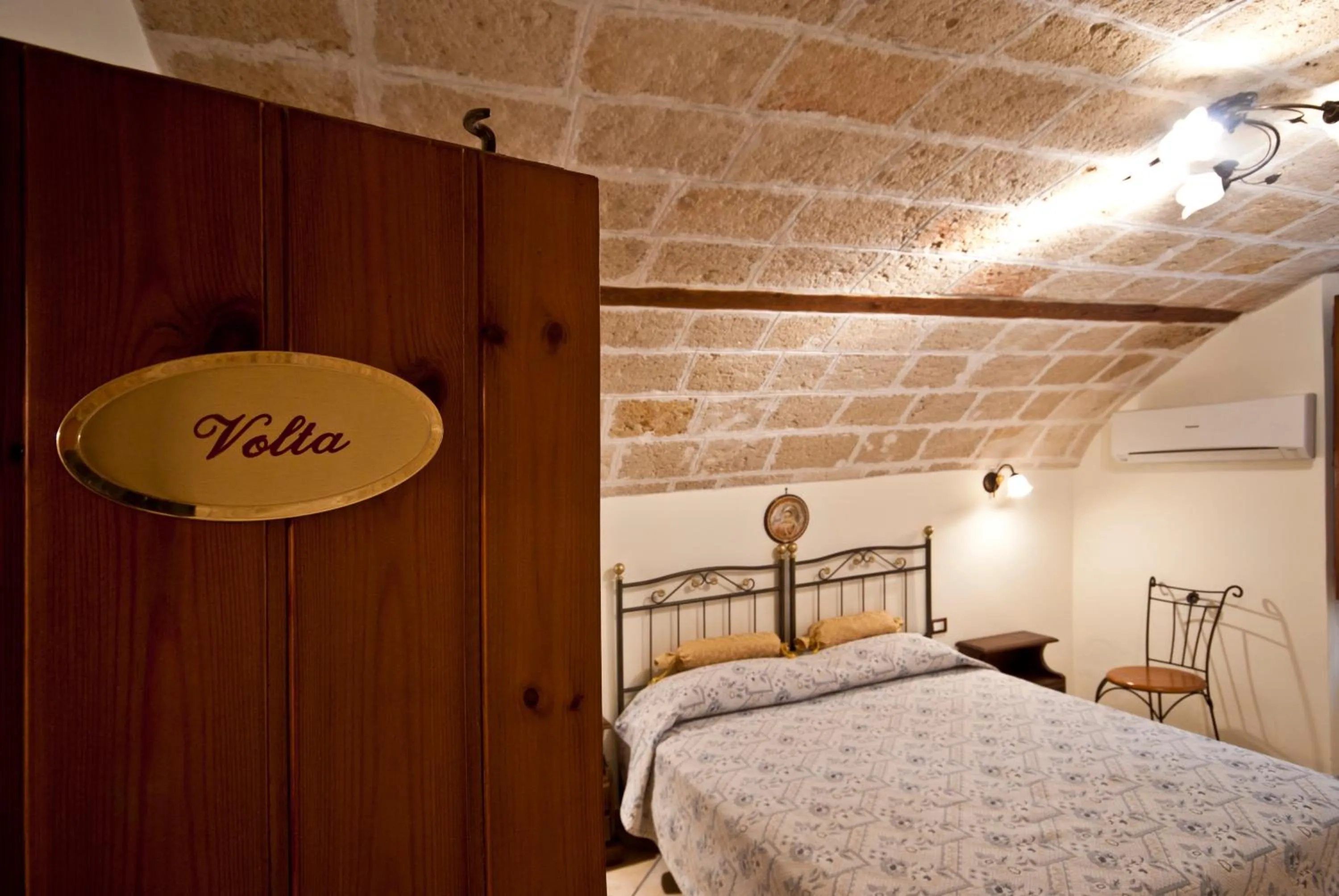 Decorative detail, Bed in B&B Casa Cimino - Monopoli - Puglia