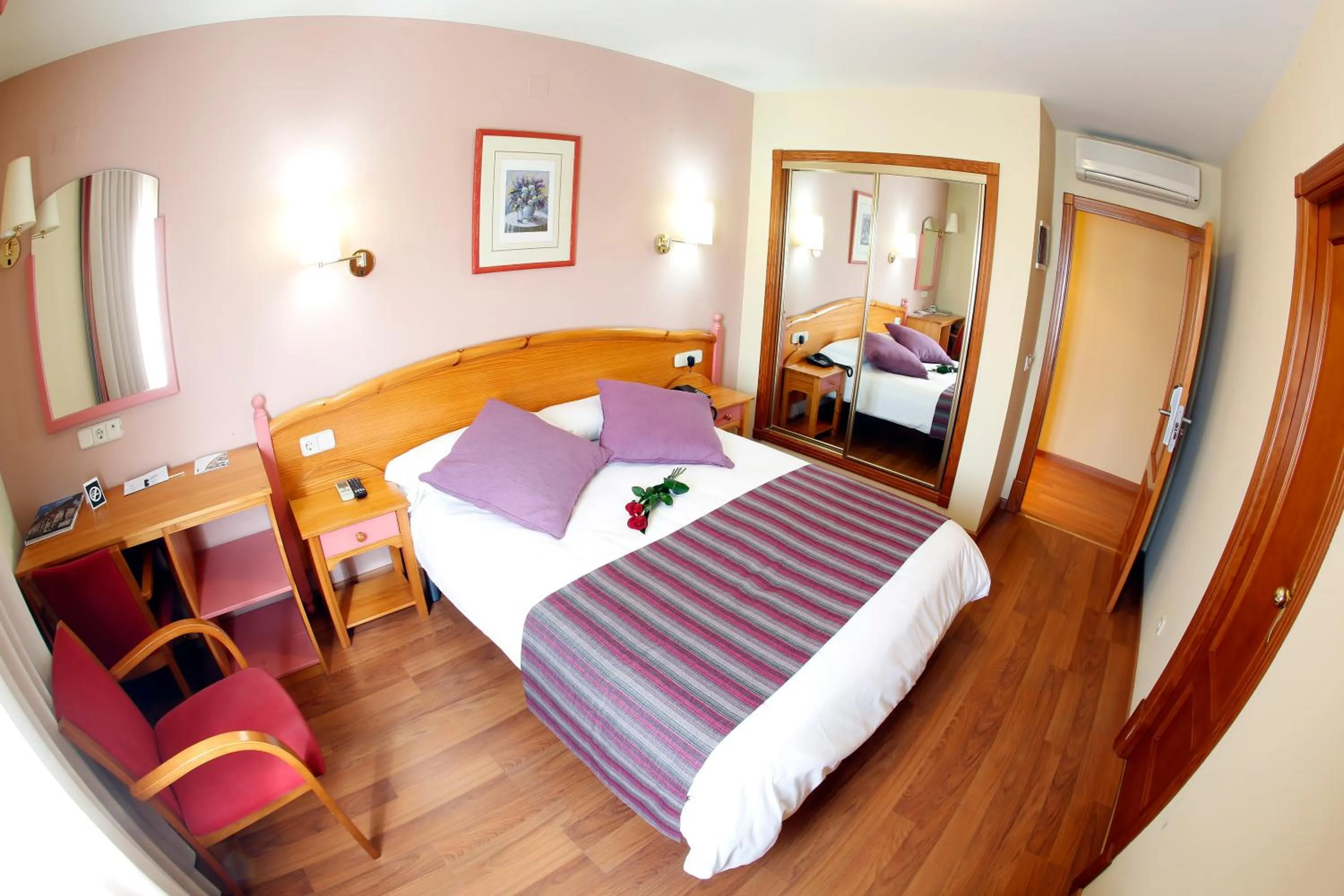 Photo of the whole room, Bed in Maria de Luna