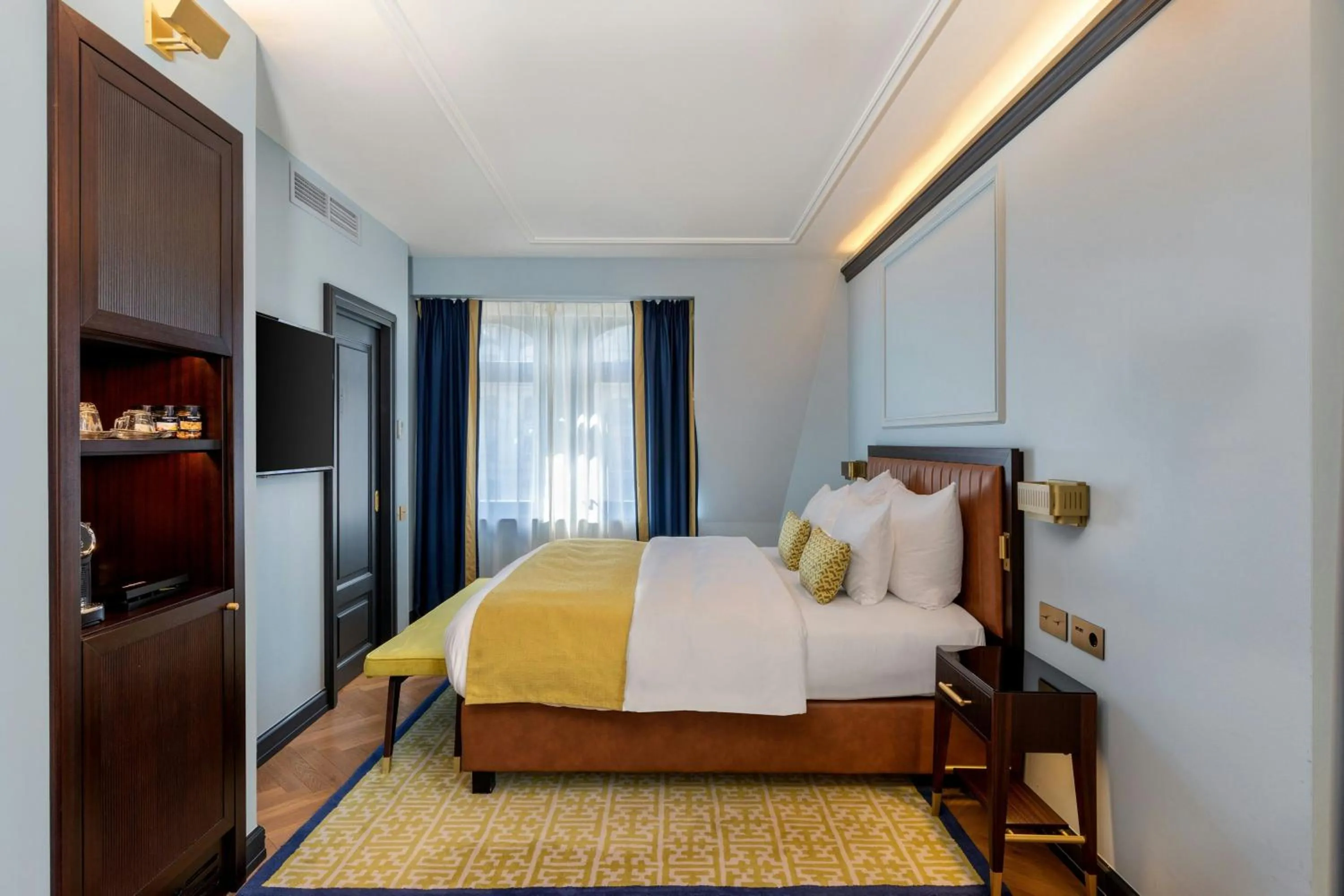 Photo of the whole room, Bed in LUME Boutique Hotel, Autograph Collection