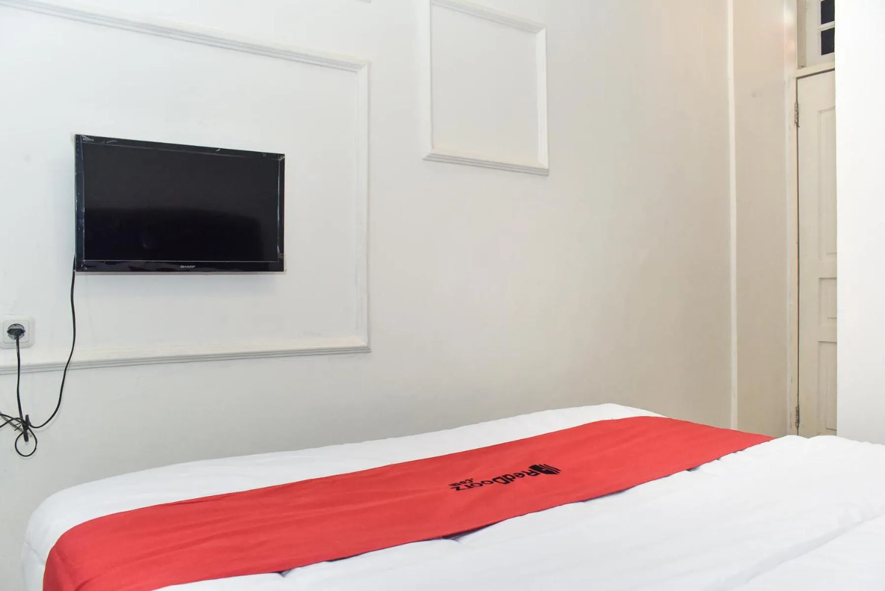 Bedroom, Bed in RedDoorz Plus @ Kemayoran