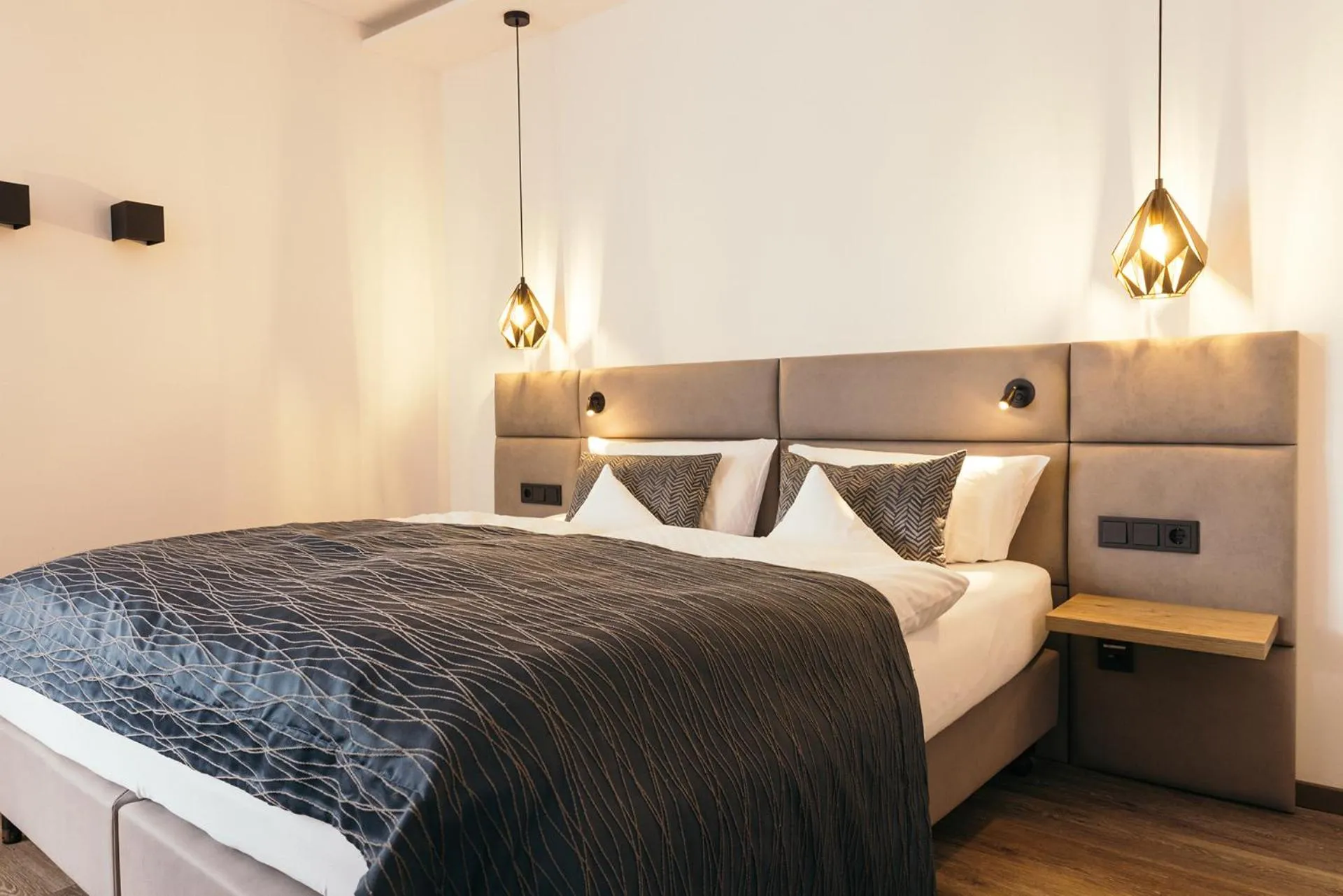 Photo of the whole room, Bed in Das Kaiserblick 4 Sterne Superior