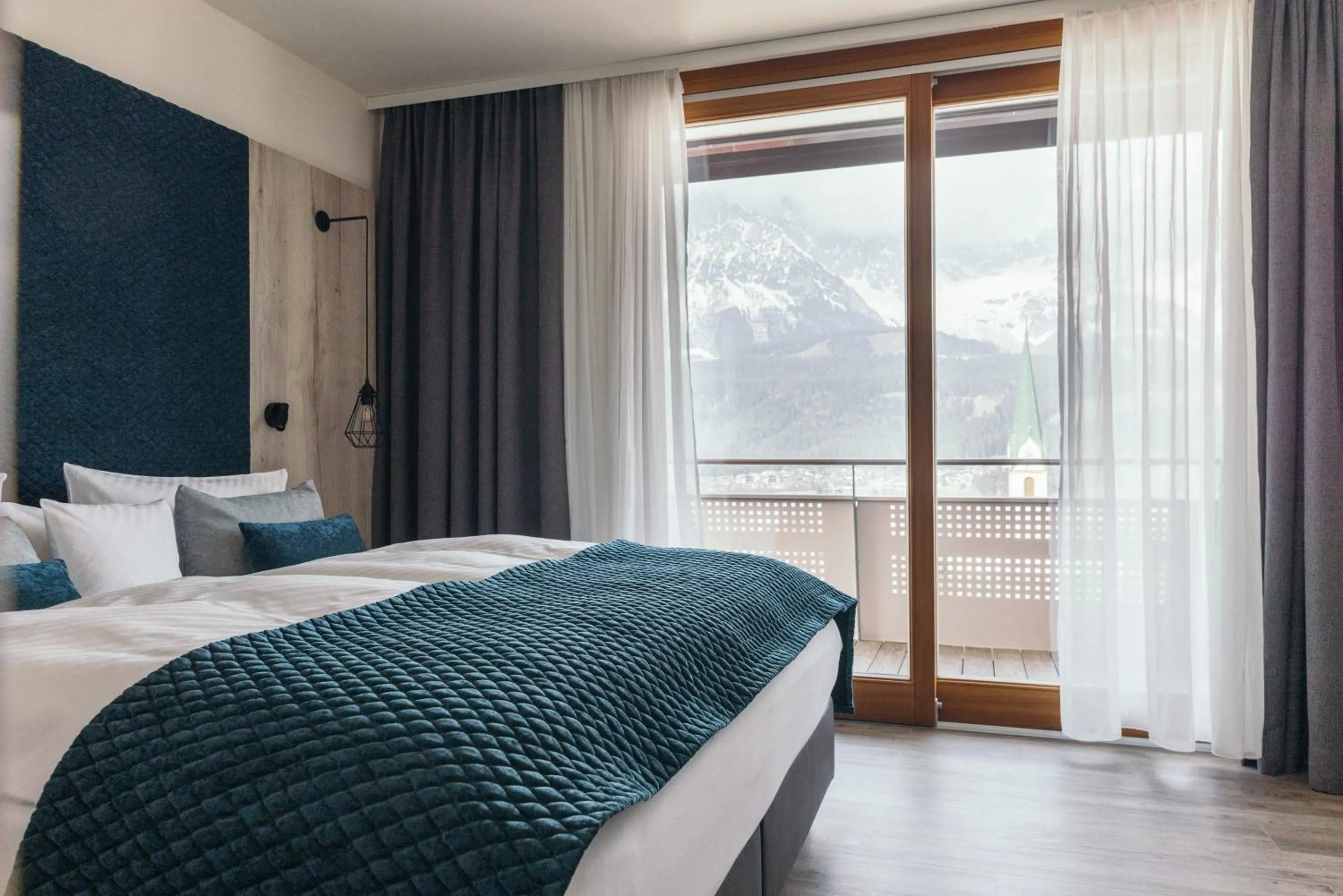 Photo of the whole room, Bed in Das Kaiserblick 4 Sterne Superior