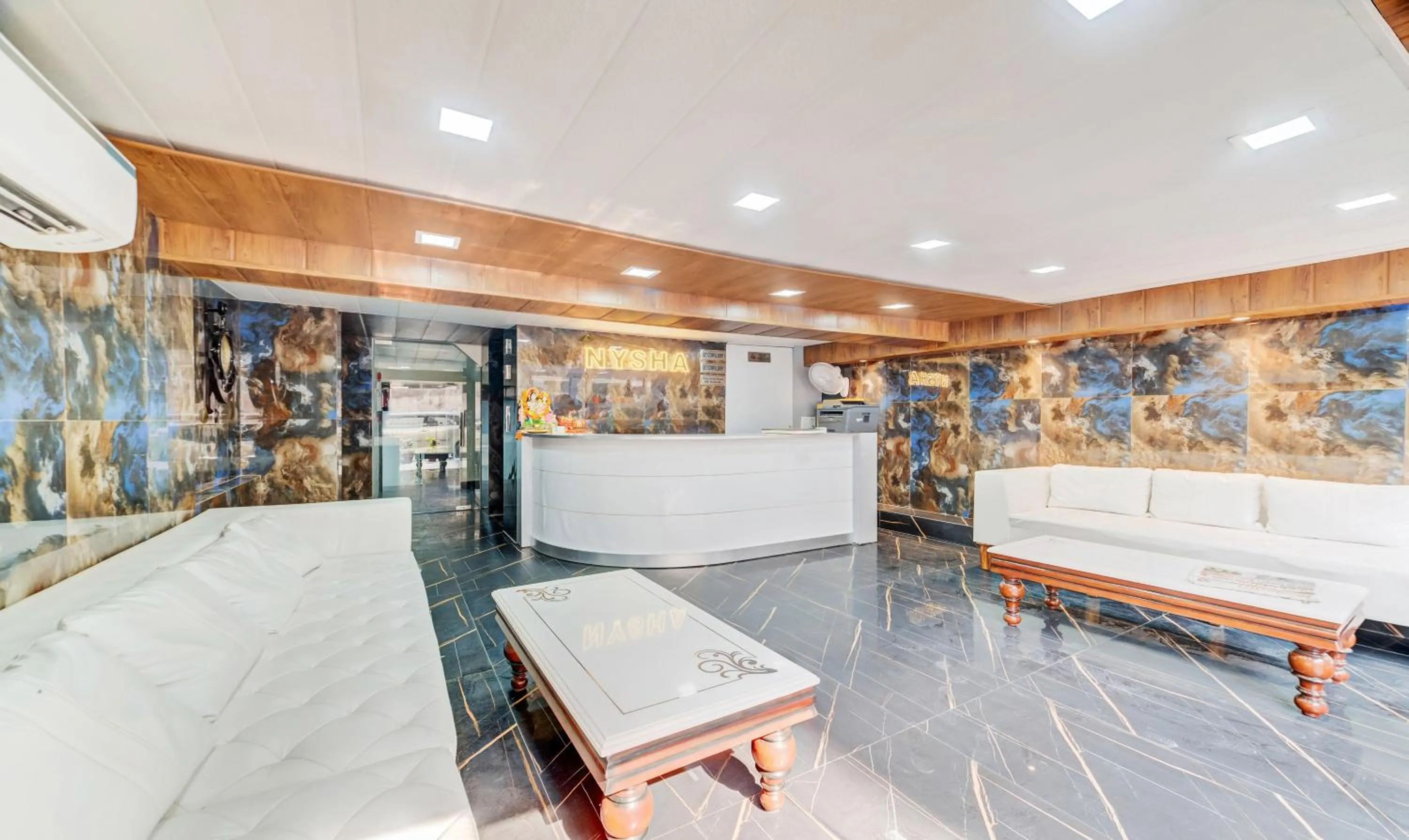 Bed in Hotel Nysha Palace Near IGI Airport