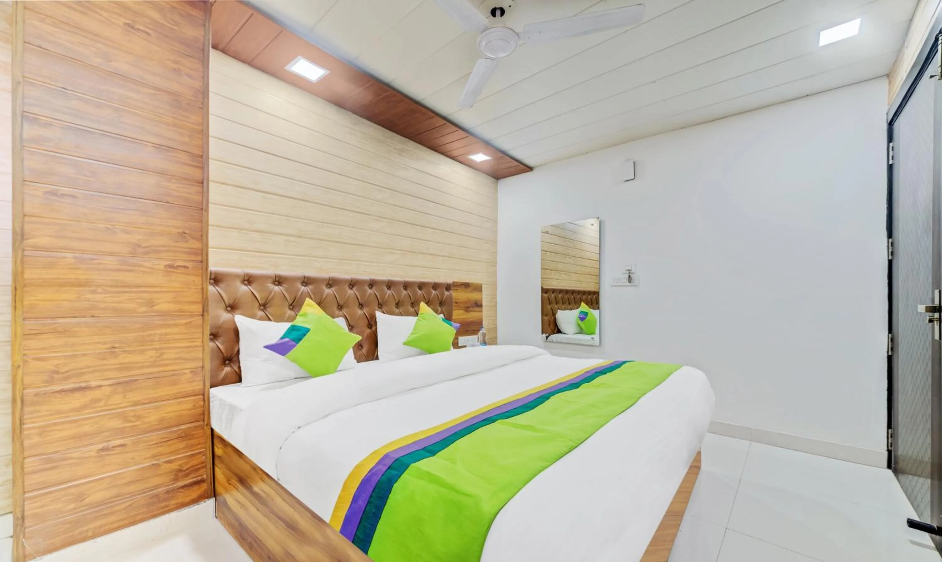 Bed in Hotel Nysha Palace Near IGI Airport