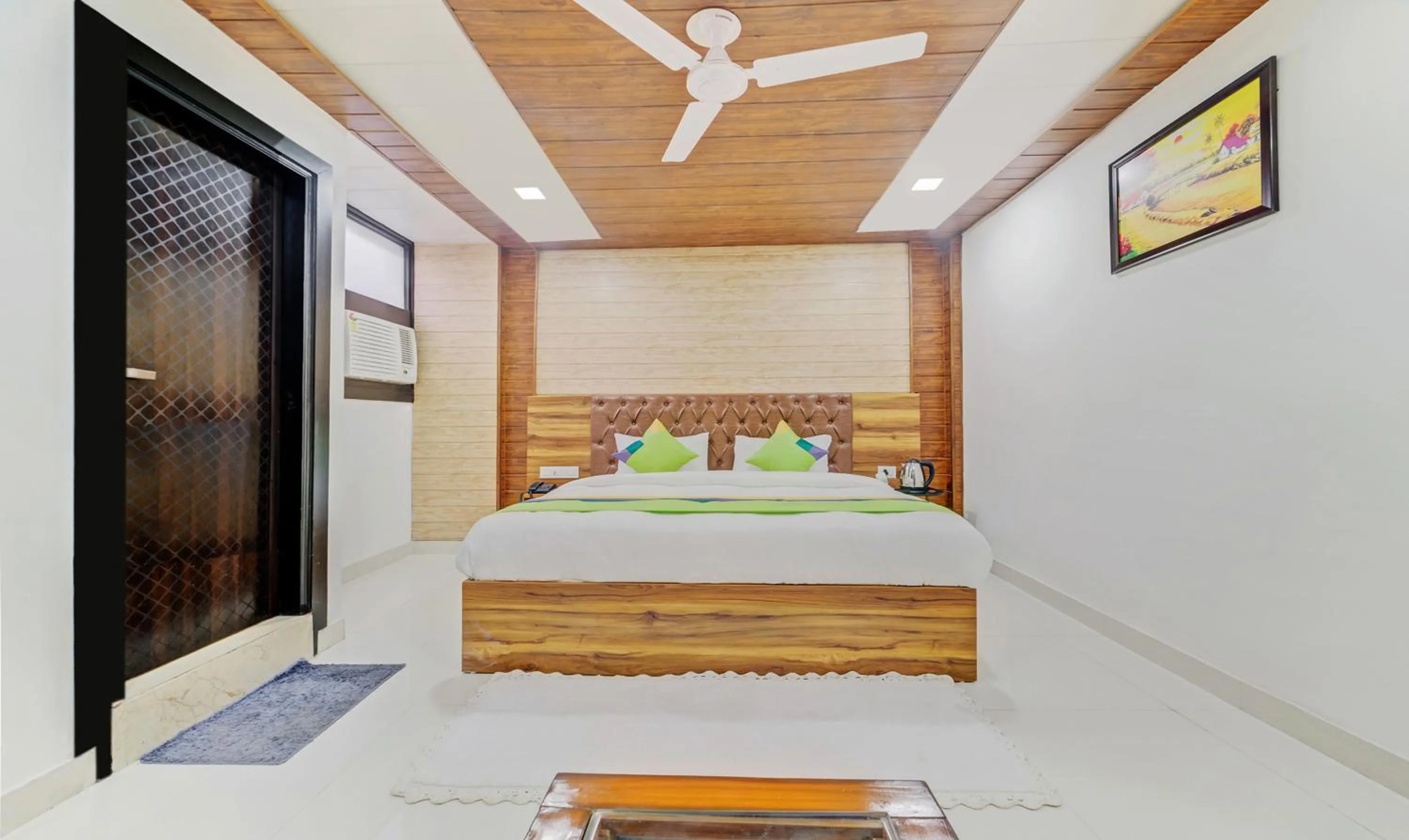 Bed in Hotel Nysha Palace Near IGI Airport