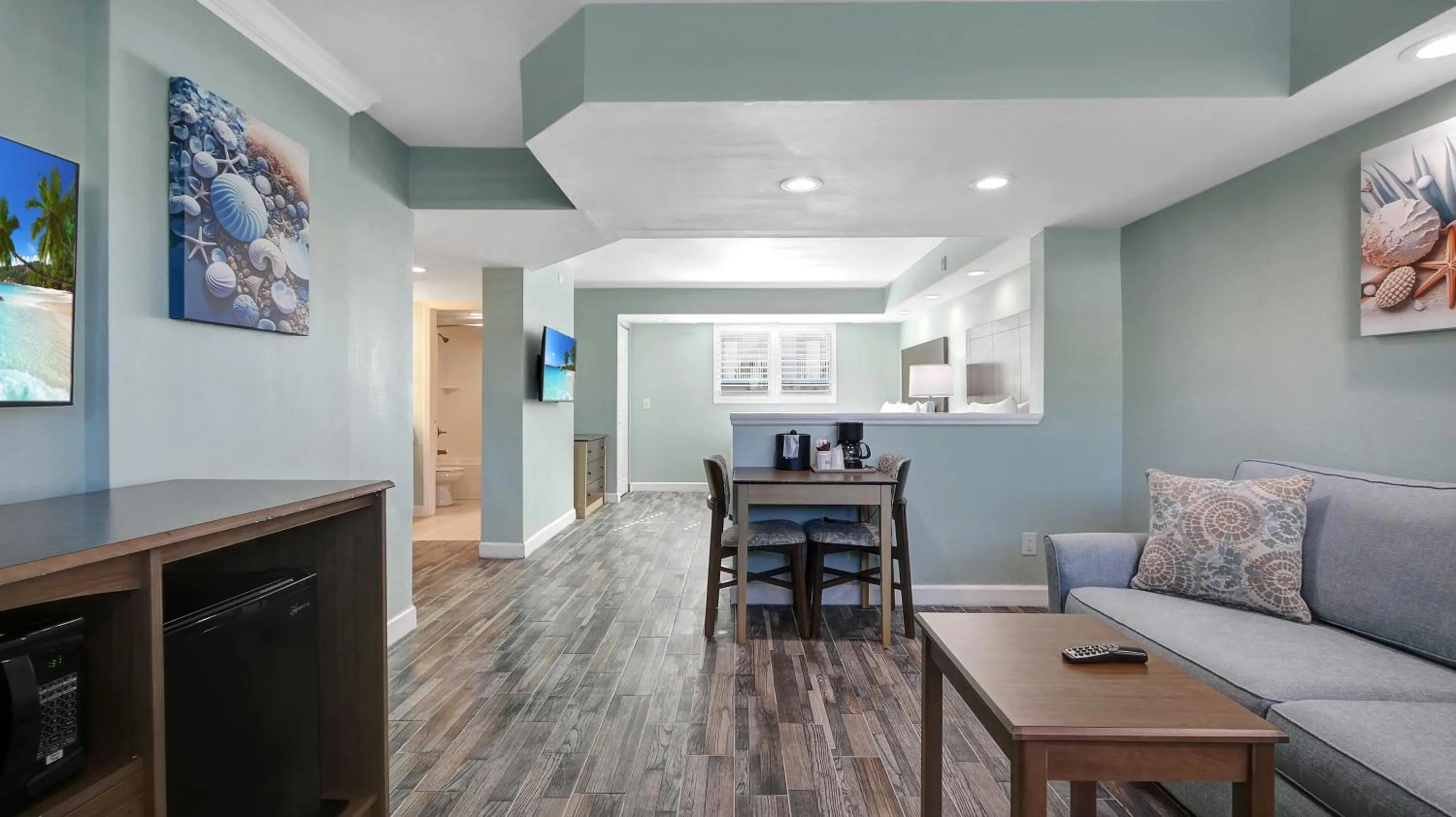 TV and multimedia in Boardwalk Inn and Suites