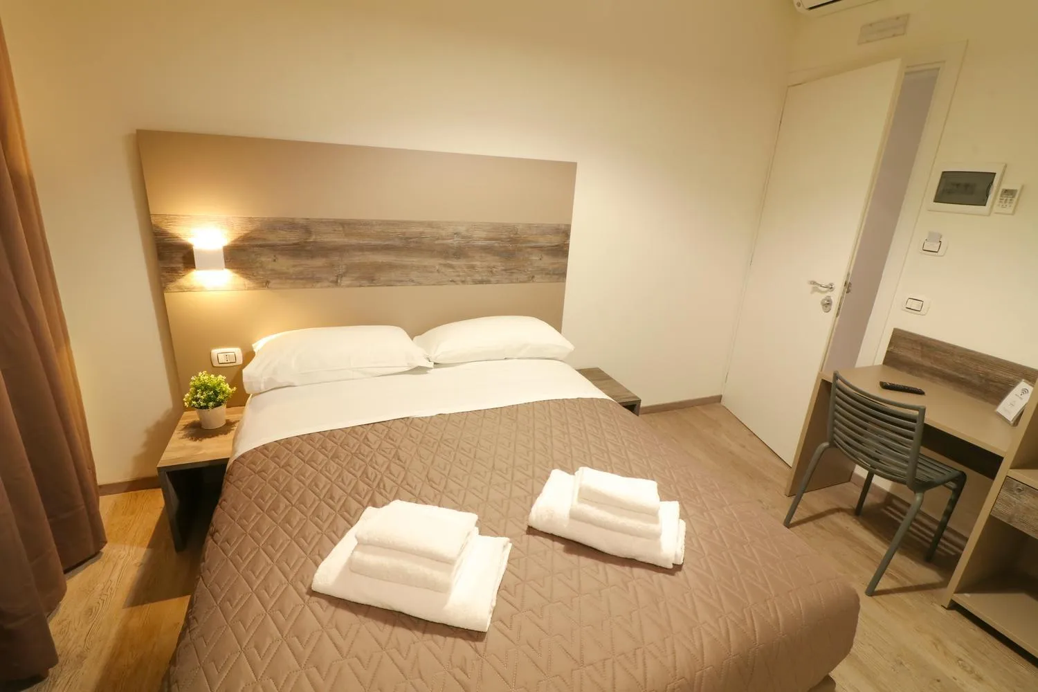 Photo of the whole room, Bed in BorgoNove