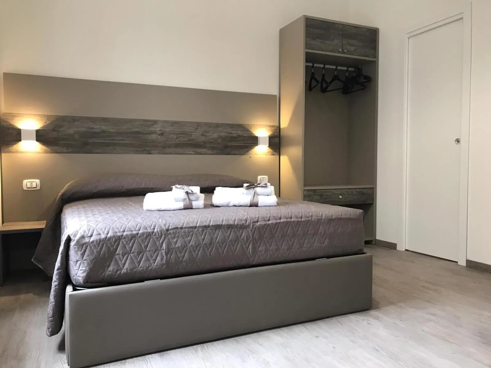 Photo of the whole room, Bed in BorgoNove