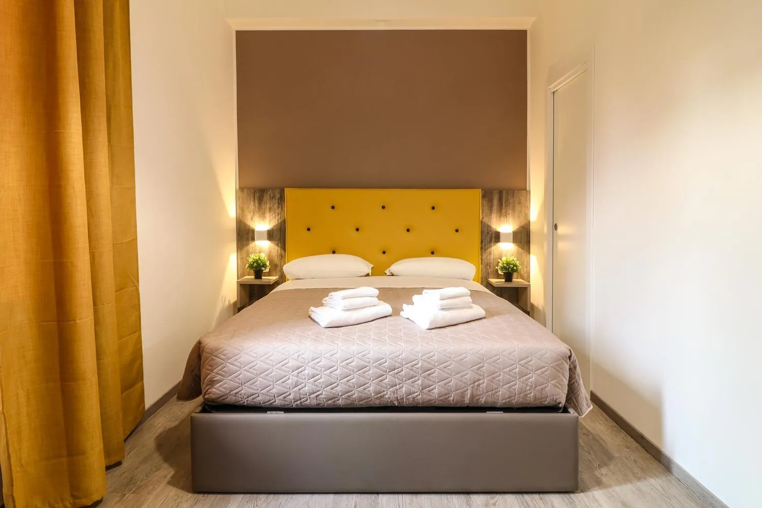 Photo of the whole room, Bed in BorgoNove