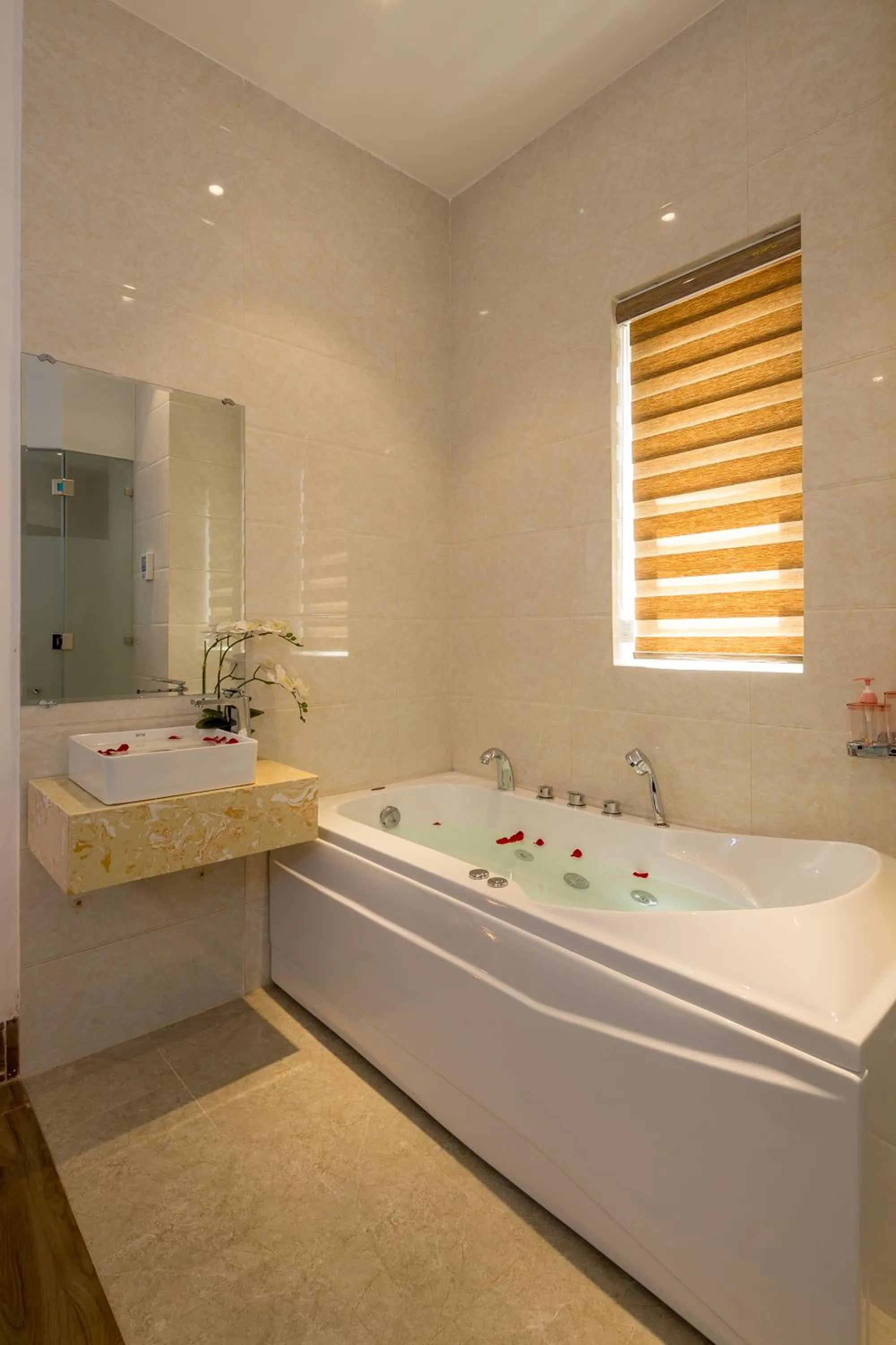 Bathroom in Roliva Hotel & Apartment Danang