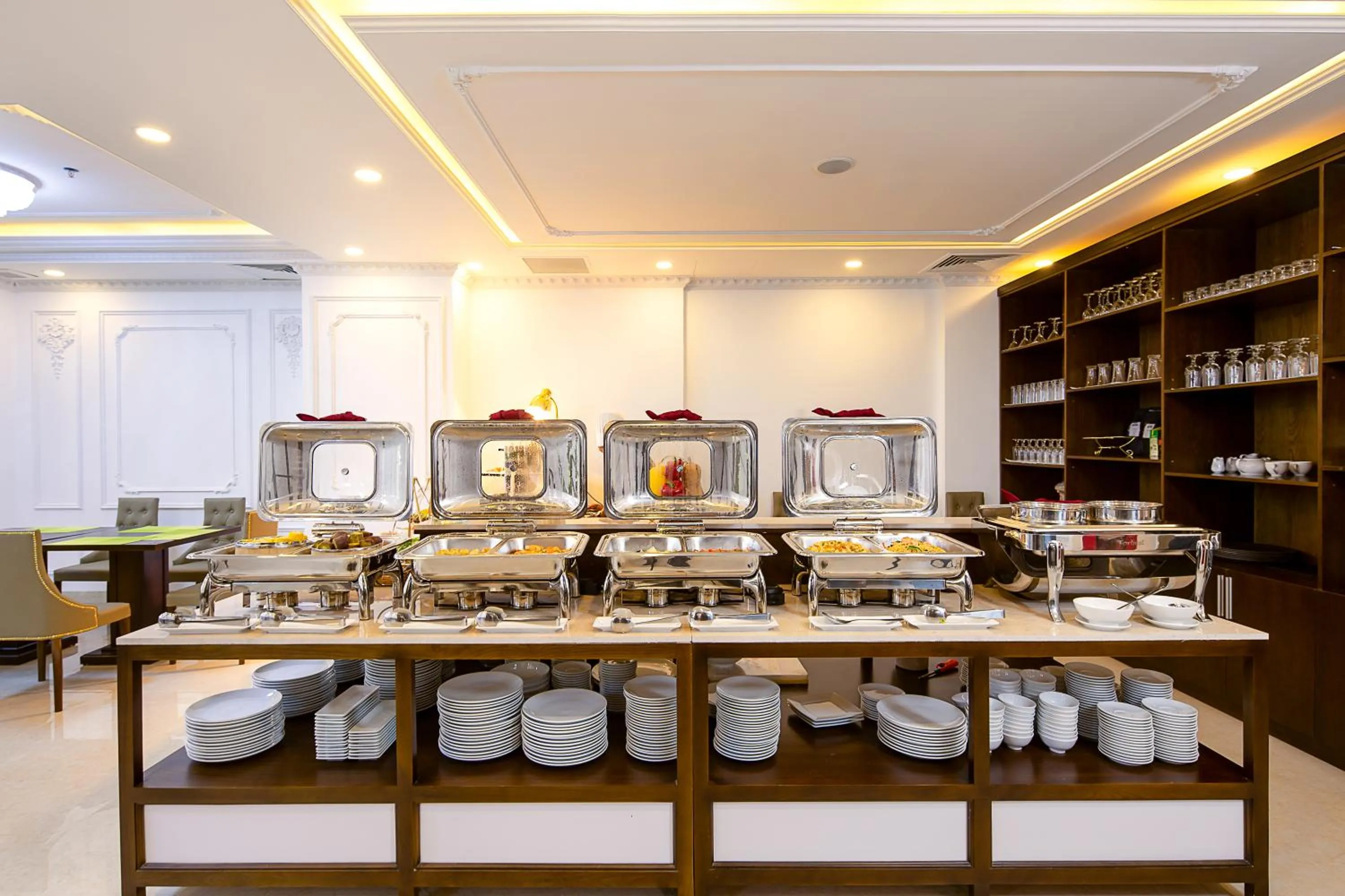 Restaurant/places to eat in Roliva Hotel & Apartment Danang