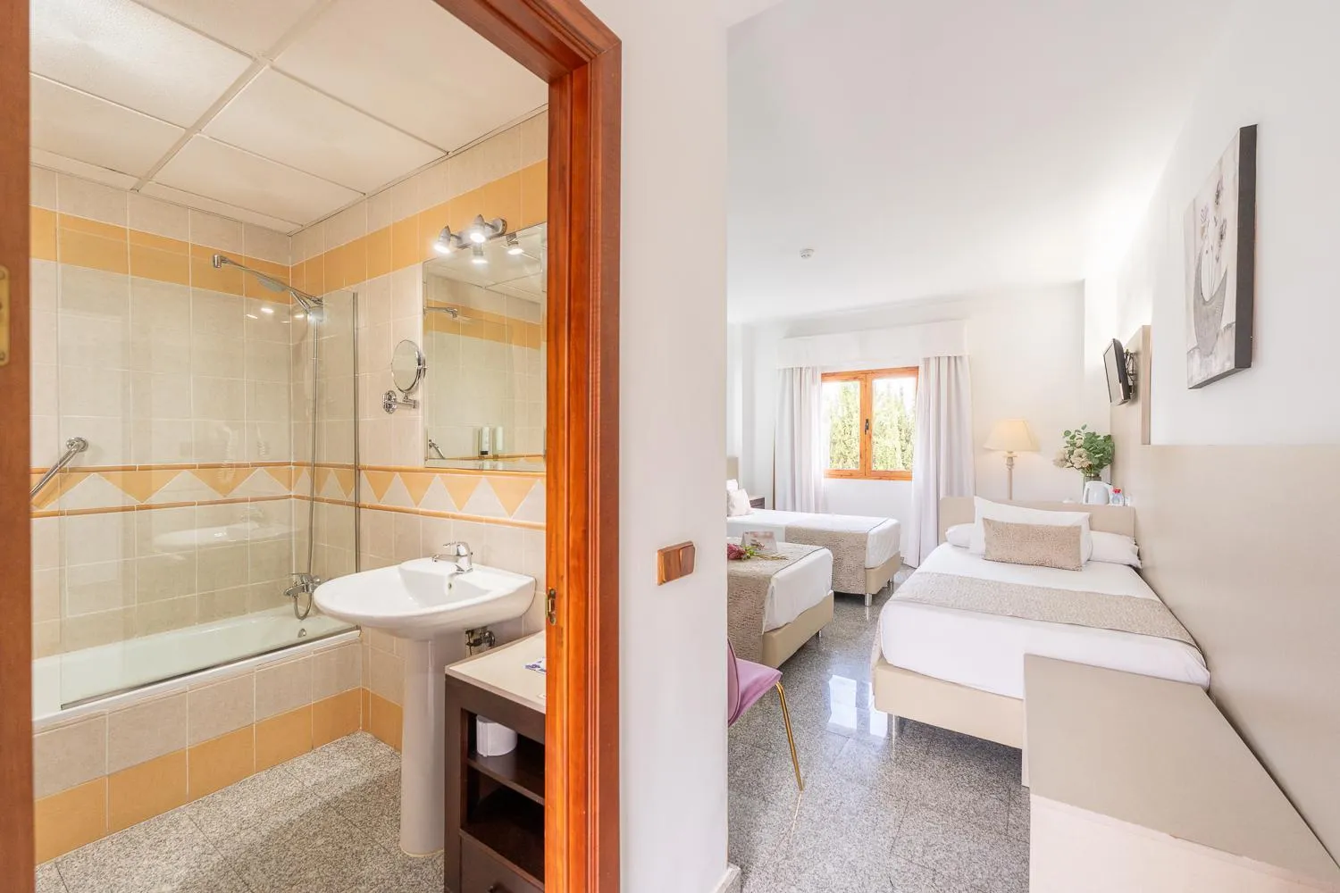 Bathroom in Hotel Plaza Del Castillo