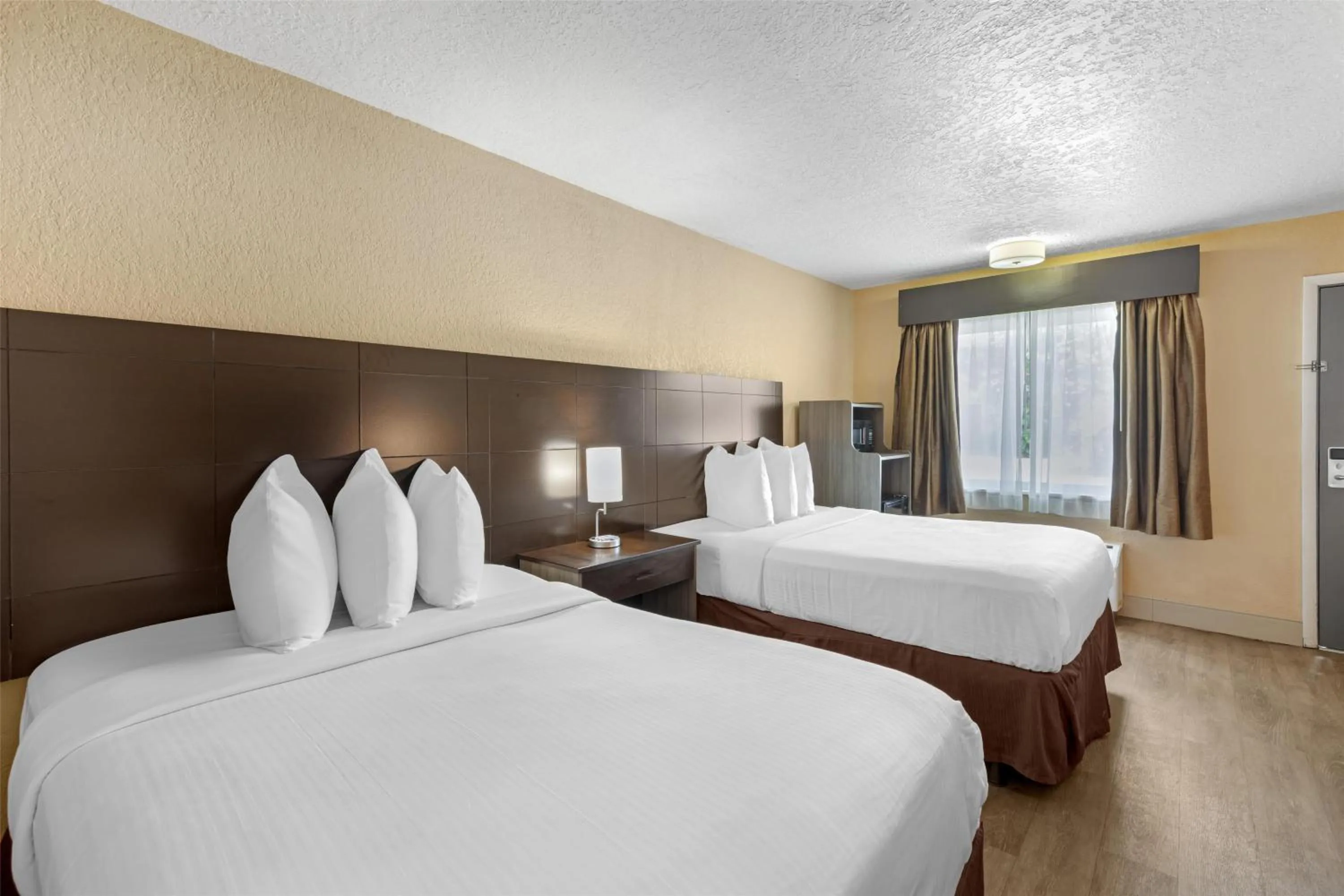 Bedroom, Bed in Best Western Space Shuttle Inn