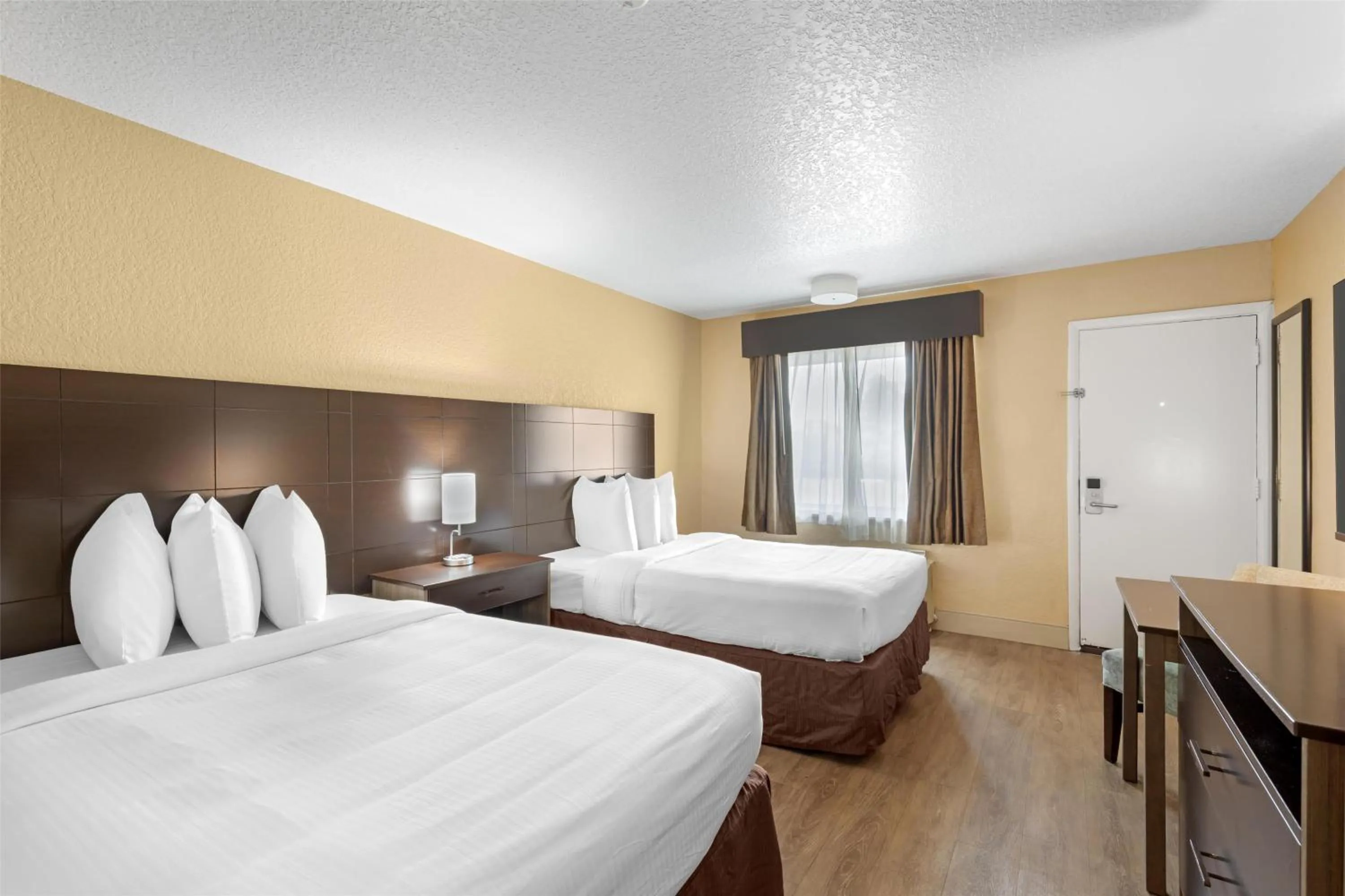 Bedroom, Bed in Best Western Space Shuttle Inn