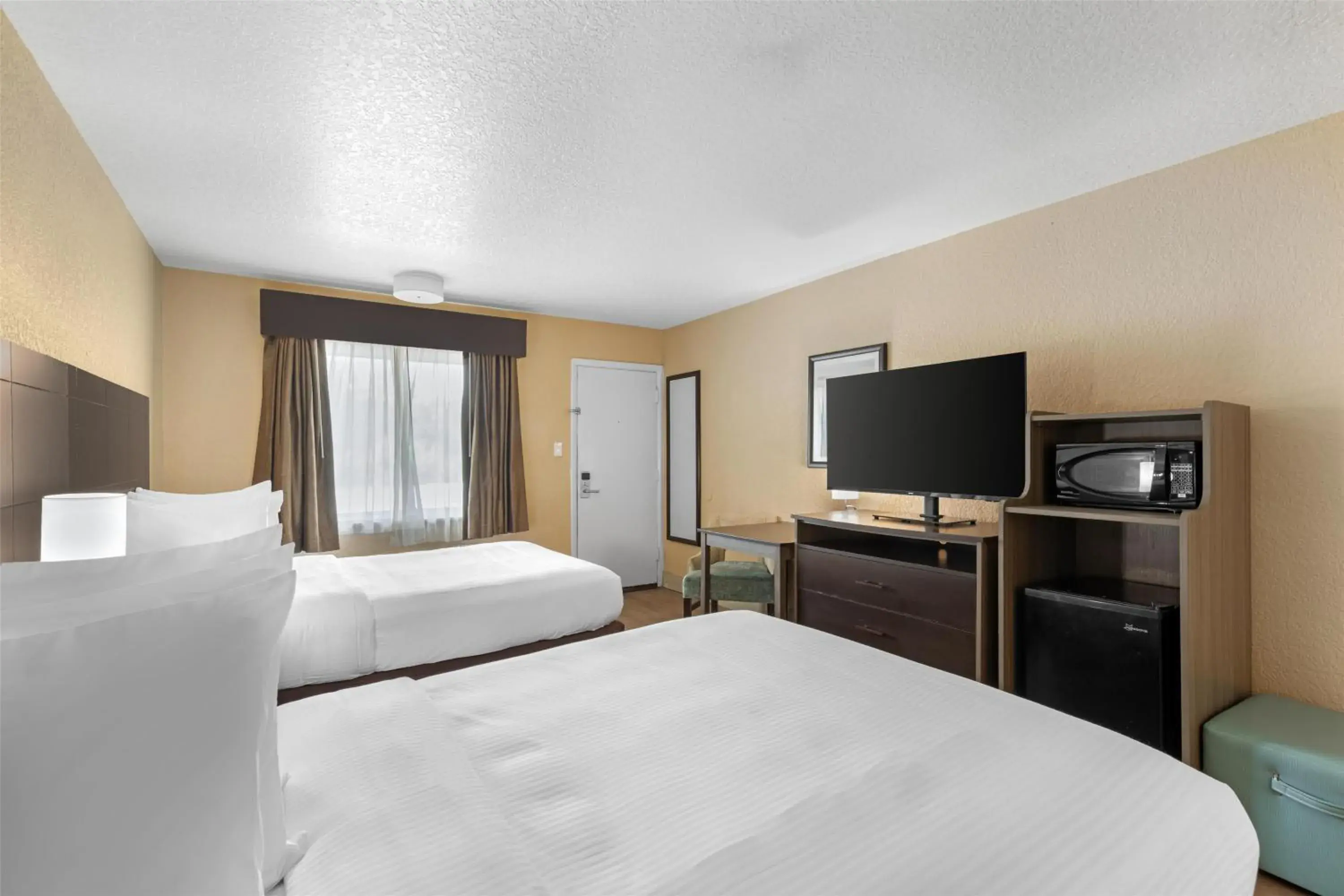 Double Room with Two Double Beds and Mobility Accessible Roll-In Shower - Non-Smoking in Best Western Space Shuttle Inn Double Room with Two Double Beds and Mobility Accessible Roll-In Shower - Non-Smoking in Best Western Space Shuttle Inn