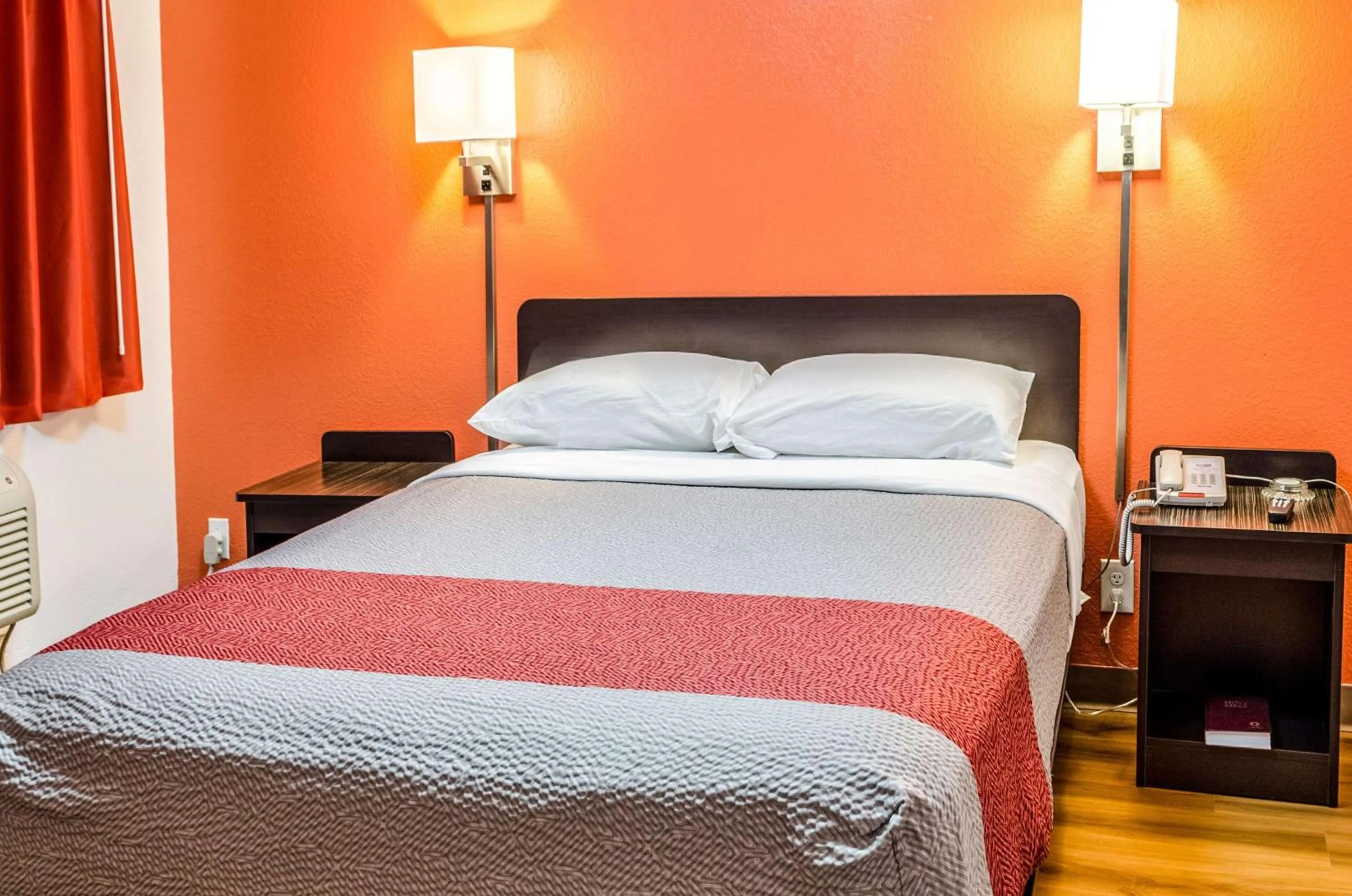 Bedroom, Bed in North Charleston Lodge